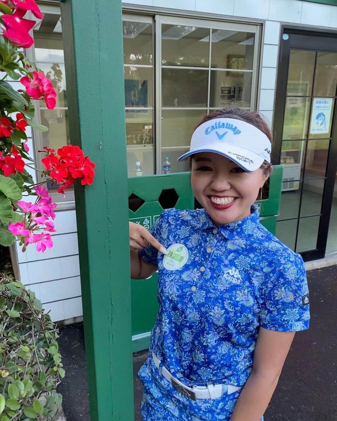 廣田真優のインスタグラム：「アースモンダミンカップ順延になり 明日が最終日となりました☔️ . . 初日２日目３日目と着用していたウェアが　@kappa_japan_official  のウェブサイトから見れるようになっています❤︎☺️！ . . 契約選手のウェアも載っているので よかったらチェックしてみてください😼  特に２日目に着用していたペイズリー柄の 上下青の組み合わせがとってもかわいくてお気に入り❤︎ . 検温済みアピールをしっかり✌︎😂 . 感謝し明日も頑張ります！！  #ゴルフ#kappa#kappagolf#kappabanda#アースモンダミンカップ#nike#phoenix」