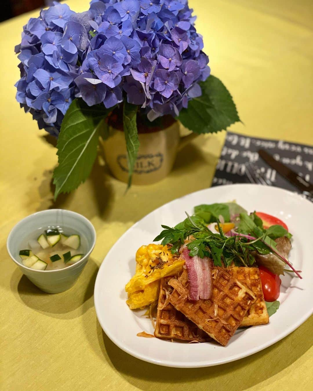 黒澤かなえさんのインスタグラム写真 - (黒澤かなえInstagram)「朝から都内は雨ですね☔️ ．  昨日は　@hoshimimikami さんにて @yukotaniguchi.gohan のお料理教室 今回は"初夏のワッフルのワンプレート"でした。 生地を発酵させて直火のワッフルプレートで焼いたワッフルは格別です。 スクランブルエッグを焼く際のポイントも、私が普段していた焼き方とは違って勉強になりました。  しょっぱ甘いがワンプレートでどちらも味わえるメニュー。 早速近々ブランチに実践してみようと思います。 ．  #暮らすクラス#料理教室#パセリセージ #初夏のワッフルのワンプレート#大人の手しごと塾 #お持ち帰り」6月28日 10時13分 - k_kana