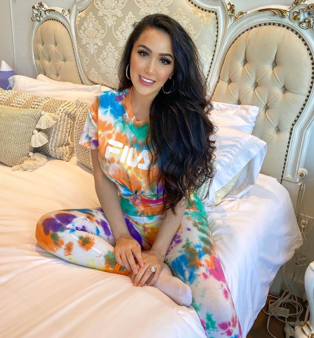 laurag_143のインスタグラム：「New Mom vibes 🌈」