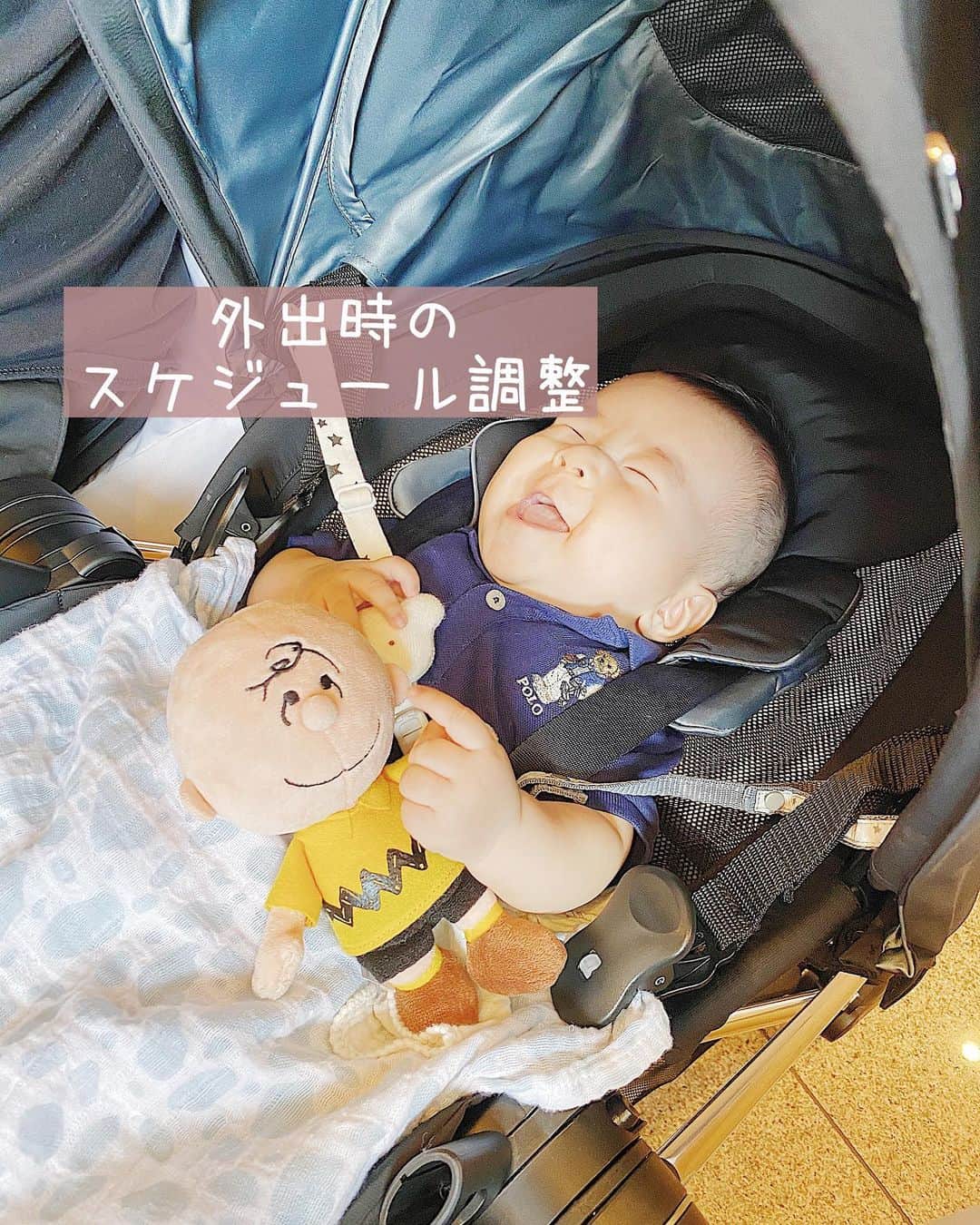 AYUMI SEKO 瀬古あゆみのインスタグラム：「今日はお出かけする日のスケジュール調整についてのご質問に回答します✨ ジーナ式をやっていると、どのタイミングで出掛けたらいいのか？結構悩みますよね。私も悩みつつ、とりあえずいろんな時間帯に挑戦してみたので、いくつかパターンをご紹介します🙆🏻‍♀️ . ☑️１時間くらいのお出掛けの場合 スーパーなど、１時間くらいのお出掛けが一番多いかなと思います。そのお出掛けに良い時間帯は①朝寝の後②お昼寝後③夕寝です。まずはお子様がベビーカーで寝やすいか・寝ないかにもよります。 寝やすい場合は、夕寝の時間に合わせてあげるのもいいでしょう🙆🏻‍♀️夕方はグズグズしやすい子も多い上、夕寝は一番最初になくなるお昼寝なので、ベビーカーでも大丈夫です。いい感じに気が紛れてくれたり、うとうとしてくれたりします。 月齢が低いと朝寝の後は難しいかもしれませんが、生後４ヶ月くらいにお昼寝前の授乳が11時まで伸びると、朝寝の後(10時頃から)に１時間ほど時間が空くので、その時間もオススメです✨ あとはお昼寝から起きて授乳してからの時間。ここは夕寝がない月齢だと、かなり余裕をもてます。 . ☑️１時間以上の、しっかり目なお出掛けの場合 息子はまだベビーカーだと30分しか寝れないので、ある程度お昼寝をさせてから出掛けることが多いですが…パターンは２つ。 ①11時の授乳をしたあと出発 大体12時くらいから30分ほど、ベビーカーで寝てくれて、その後起きても周りをキョロキョロして特にグズることはありません🙆🏻‍♀️(ここはその子によって眠れる時間もグズグズも変わってくるかと) その代わりお昼寝時間が圧倒的に短いので、15時過ぎに帰宅して、15時半くらいから夕寝させます😴 ②13時半頃に起こして出発 お昼寝を１時間半くらいで起こして出発。ある程度寝てるので、特にグズることもありません🙆🏻‍♀️ですがお昼寝時間が少し短くなるので、夕方帰り道にウトウトしたり、あとは夜寝の時間を18時半には寝れるように早めます✨ . ☑️ディナーにお出掛けの場合 とりあえず早められるだけディナーの時間帯を早めます。笑 目標は、20時までに寝かせること。今の時期は汗をかいているので、なるべくお風呂に入れたいところですが、そこは様子を見て臨機応変に！冷たい濡れタオルで身体を拭くのは目を覚ましてしまうので避けましょう💦 . 外出先では、時間を意識しつつも、無理に寝かせようとはしていません。ベビーカーは、背もたれの角度によって寝やすかったりも変わるので試してみてください。息子はフルフラットより、低めに背もたれを立てた方が寝てくれます😅 . あとは、なるべく毎日予定を入れないこと😊お昼寝を中断した翌日は、しっかりとフルでお昼寝できるように。そう意識しています🙆🏻‍♀️そうすれば、リズムが乱れることもなく、子供の負担にもなりません😊 . とにかく意識することは ☑️なるべく１日トータルの睡眠時間をいつも通りに近付ける(だからと言って授乳を飛ばすは無し) ☑️翌朝７時がリセットボタン！７時に起きて、いつも通りの１日を過ごすことで調整 . もちろん私は上記を常に完璧にやっているわけではなく、例外になる日もあります🙆🏻‍♀️せっかくの外出ですから、ママもあまり気にしすぎず楽しんで、翌日にしっかり調整しましょ❤️」