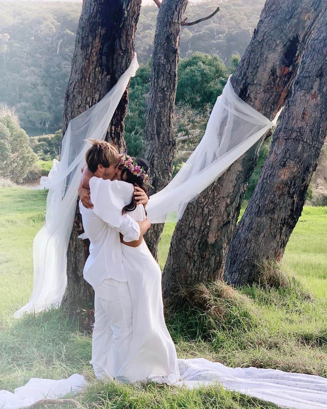 フェリシティー・パルマティアーのインスタグラム：「Congratulations to these two love birds @jackrobinson_official @juliamuniz You guys are soul mates. So beautiful to see you guys so happy and to see you get married where you grew up Jack. Thank you for having us, wishing you guys all the health and happiness in the world. Now get your butts up north so we can celebrate more 🥳💗🥂」
