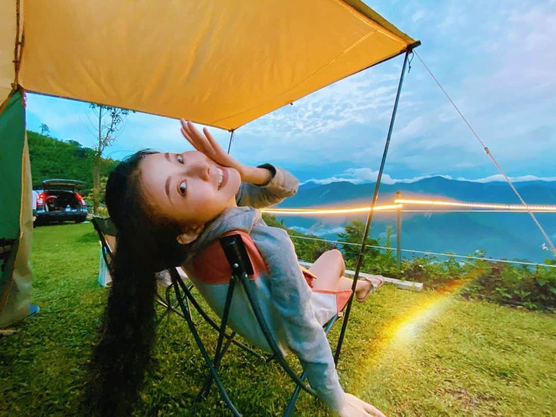 張香香のインスタグラム：「⛺️☁️☀️🌈 這禮拜把我半年親近大自然的量都用完了🤣🤣🤣 雖然會在很冷很熱很多蟲的當下很想念宅在家的感覺😂 但過了還是會覺得偶爾出門也不錯啦😳😛」
