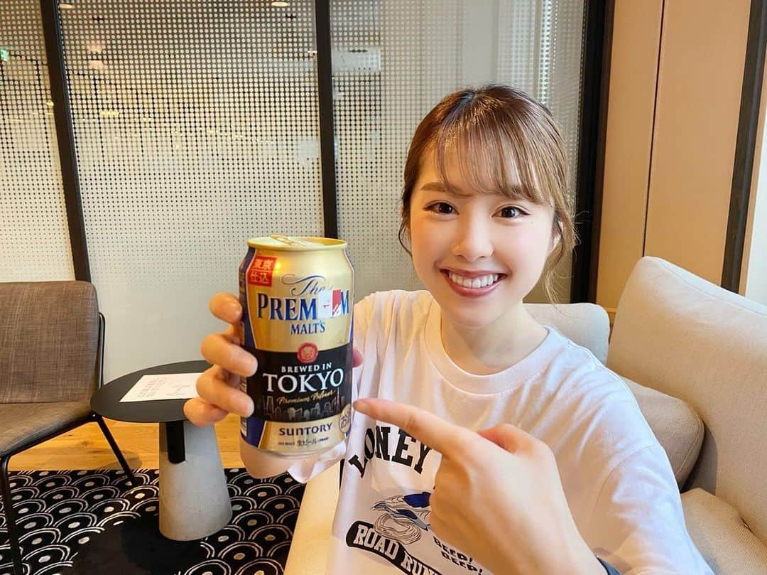 峰麻美のインスタグラム：「【お知らせ】  ビール解禁しました！！！ まさか新型コロナウイルスの問題がここまで大事＆長期化すると思っておらず、3月18日の浦議チャンネル（YouTube）で飲んだコロナビールを最後に『Jリーグが再開するまでビールは飲まん！』と軽い気持ちで宣言しましたが、実に3ヶ月と9日ぶりのビール再開となりました…  長かった。 こんなにビールを口にしなかったのは未成年のとき以来です😂笑  本当はスタジアムでビールを解禁したかったけど、こんな状況でいつスタジアムに行けるのかもわからないままなので、昨日の東京ヴェルディvs町田ゼルビアの実況中に飲ませていただいちゃいました🍺  東京クラシックにぴったりなプレモルの東京缶！ 美味しかったなぁ。  取り急ぎ、Jリーグのある日常とともにビールのある日常も帰ってきたよというご報告でした。笑  #beer #ilovebeer #beerstagram  #premiummolts  #ビール好き #ビール党 #ビール好き女子 #ビールクズ #プレモル #禁酒ではありません #禁ビール」