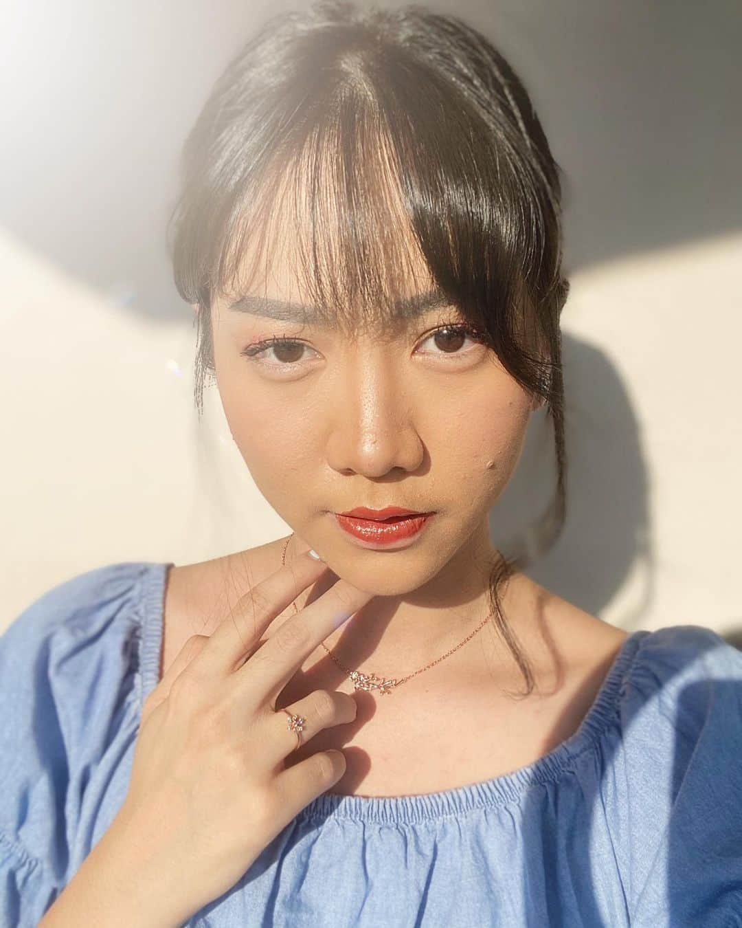 シャニア・ジュニアナタさんのインスタグラム写真 - (シャニア・ジュニアナタInstagram)「Officially 22!  Thankyou for the warm wishes, semoga semua doa yang baik juga berbalik ke kalian semua!  Btw, di ulang tahun ini aku merasa kl penting juga buat mengapresiasi diri sendiri dengan melakukan hal yang bikin kita bahagia misalnya kaya beli barang kesukaan. Salah satunya perhiasan emas.  Kl aku percayain buat beli perhiasan emas di @ubs.lifestyle, Apalagi mulai besok @ubs.lifestyle lagu ada Grand Launching di Shopee banyak banget promonya diskon semua perhiasan emas up to 20% + menangin hadiah angpao emas 24K + cashback hingga Rp 50.000. Pastiin jangan sampai kelewatan ya, langsung aja cek instagramnya di @ubs.lifestyle  #UBSLifestyle #UBSGold」6月28日 11時10分 - shanju