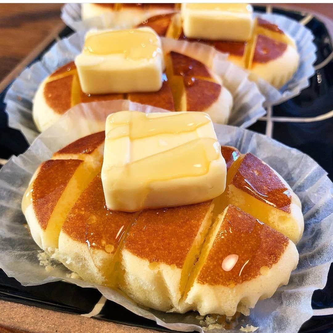 4meee!さんのインスタグラム写真 - (4meee!Instagram)「ずっと人気の北海道チーズ蒸しケーキ🧀﻿ ﻿ 美味しさはもちろんだけどアレンジできるのは知ってる？﻿ ﻿ 美味しいアレンジをして食べてみてね﻿ ﻿ ■いちごホイップ﻿ ■チーズをとろり　﻿ ■バターをのせてホットケーキ風﻿ ■ベーコンをはさんであまじょっぱく﻿ ﻿ ﻿ 実は4MEEE編集部もつくってみました💕(記事はストーリーより)﻿ ﻿ ﻿ ﻿ ﻿ ❣️ ﻿Photo by　﻿ ﻿ ﻿@rika__gohan @younicorn_com @﻿otoha_camp ﻿@___saaayan___  流行りのアイテムやスポットには　@4meee_com をタグ付けして投稿してください🎀﻿ .﻿ #4MEEE#フォーミー#アラサー女子#女子力向上委員会﻿ ﻿ ・﻿」6月28日 11時16分 - 4meee_com