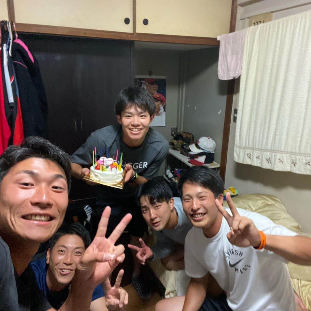 中野拓夢のインスタグラム：「最高の誕生日を迎えることができました😁 祝ってくれた先輩、同期、後輩本当にありがとうございます！ めちゃくちゃ嬉しかったです！！ 24歳勝負の年なので全力で頑張りたいと思いますので応援よろしくお願いします！ そして、これからもこんな僕をよろしくお願いします🙇‍♂️」