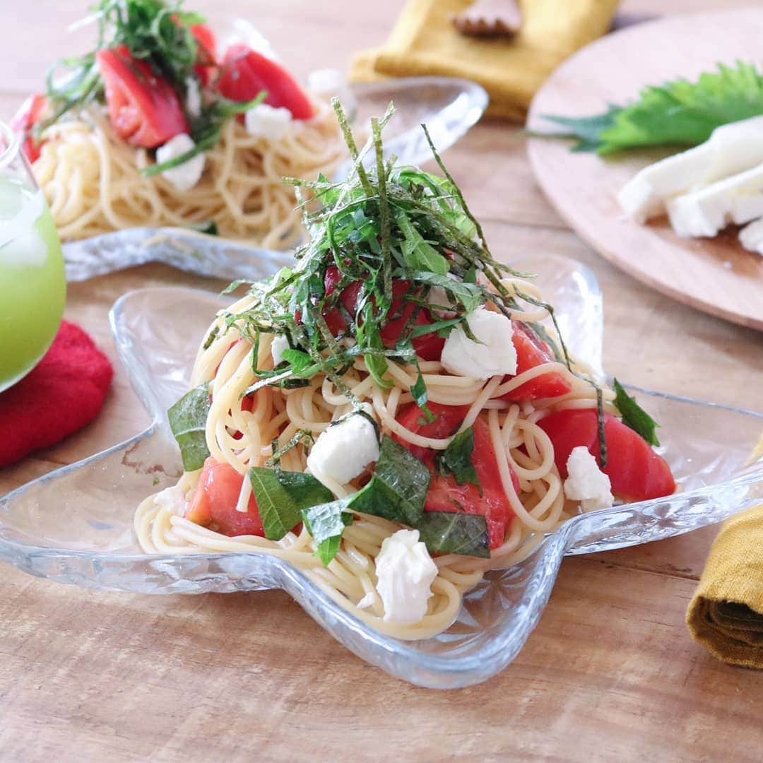 のインスタグラム：「♩ . . . ギリシャ産フェタチーズと 鰹だしのめんつゆで 和風冷製パスタ🍝 . . 梅雨空の憂鬱を吹き飛ばす 美味しいヨーロッパの食材×和食材のアイディアを考えてみました☝ . . 今回はギリシャ産のフェタチーズを 鰹だしのめんつゆを使ったパスタに 合わせてみました！ トマトと大葉もたっぷりと加えて 彩り鮮やか🍅 . . ギリシャ産フェタチーズは塩味とコクがあるので 色んなお料理にも合うんですが 和風のめんつゆや海苔とも相性よくて いつものパスタが格段に美味しくなりました♩ . . #FoodMatchEU#ヨーロッパ食材#PR#EuropeanFoods #ペアリングメニュー#フェタチーズ#チーズ#パスタ#冷製パスタ#yunaご飯#おうちごはん#🍝#🧀」