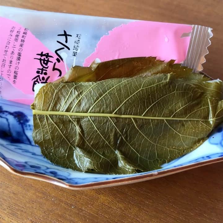 小谷あゆみのインスタグラム：「さくら葉餅を食べてみた #松崎町 は和菓子の「さくら餅」に欠かせない #さくら葉生産日本一！ #オオシマザクラ　という伊豆大島と伊豆半島が原産地のさくらの葉を塩漬けにしています。 松崎町ではさくら葉を贅沢にダブルで2枚使用！ 表も裏もさくら葉だから、名前も　#さくら葉もち」