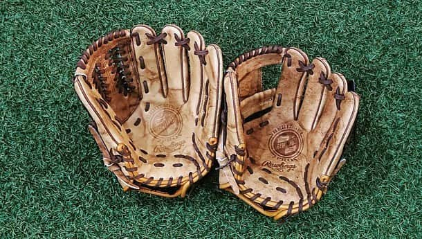 Rawlings Japanさんのインスタグラム写真 - (Rawlings JapanInstagram)「#Repost @fujibaseball with @get_repost ・・・ 【ローリングス🗽限定モデル】﻿ ﻿ RGGCショップ限定✴️﻿ 軟式グラブ﻿ ✴️ウィンテージモデル﻿ ﻿ USトラディショナルレザーの重厚感‼️﻿ レザーパッチロゴが💯﻿ ﻿ 当店にも入荷してます🤗﻿ このカッコ良さ❕❕﻿ ぜひ～手に取ってみて下さい✨！！﻿ ﻿ ﻿ ﻿ #ローリングス﻿ #rawlings﻿ #RGGC﻿ #富士ベースボール﻿ #富士べ﻿ #野球﻿ #野球専門店﻿﻿ #少年野球﻿ #中学野球﻿ #高校野球﻿ #大学野球﻿﻿ #社会人野球#プロ野球#草野球#ソフトボール﻿﻿ #リトルリーグ#シニアリーグ#女子野球﻿ #東京#東京都#品川#品川区#中延﻿﻿ #fujibaseball#baseball﻿ @rawlings_japan_llc」6月28日 11時54分 - rawlings_japan_llc