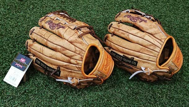 Rawlings Japanさんのインスタグラム写真 - (Rawlings JapanInstagram)「#Repost @fujibaseball with @get_repost ・・・ 【ローリングス🗽限定モデル】﻿ ﻿ RGGCショップ限定✴️﻿ 軟式グラブ﻿ ✴️ウィンテージモデル﻿ ﻿ USトラディショナルレザーの重厚感‼️﻿ レザーパッチロゴが💯﻿ ﻿ 当店にも入荷してます🤗﻿ このカッコ良さ❕❕﻿ ぜひ～手に取ってみて下さい✨！！﻿ ﻿ ﻿ ﻿ #ローリングス﻿ #rawlings﻿ #RGGC﻿ #富士ベースボール﻿ #富士べ﻿ #野球﻿ #野球専門店﻿﻿ #少年野球﻿ #中学野球﻿ #高校野球﻿ #大学野球﻿﻿ #社会人野球#プロ野球#草野球#ソフトボール﻿﻿ #リトルリーグ#シニアリーグ#女子野球﻿ #東京#東京都#品川#品川区#中延﻿﻿ #fujibaseball#baseball﻿ @rawlings_japan_llc」6月28日 11時54分 - rawlings_japan_llc