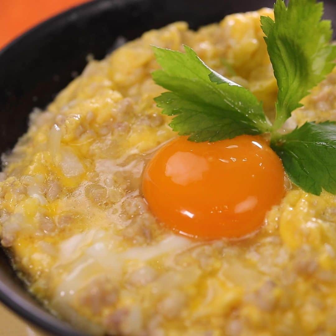 馬場裕之のインスタグラム：「とりひき肉の親子丼👨‍🍳 『材料』（一人前） 鶏ひき肉100g 卵2個 えのき茸50g(1/2パック) 玉ねぎ50g(1/4個) 白だし大さじ1 水大さじ2 三つ葉適量 ごはん適量 . . プティーン🇨🇦👨‍🍳 . 『材料』(2人分) じゃがいも2個 牛小間切れ肉50g 塩適量コショウ適量 バター10g 小麦粉小さじ2 水150cc ピザ用チーズ20g サラダ油適量 しょう油お好みで  レシピは 『ごちそうマエストロ』 で検索してみて下さいね😁  #新しい日常  #一緒にやってみよう #おうちごはん  #吉本自宅劇場  #馬場ごはん」