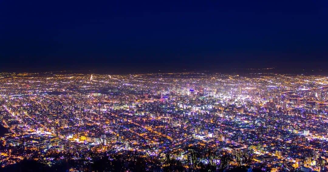 のインスタグラム：「【札幌観光スポット】⁠ ⁠ -藻岩山-⁠ ⁠ 2015年「日本新三大夜景」に選ばれた藻岩山の夜景。⁠ ⁠ 札幌都市部の街明かりと、緑豊かな自然の絶景を360度見渡すことができます。⁠ ⁠ 夜景が見えるフレンチレストランや、近隣にはBARもあり、素敵な夜を過ごすことができます。⁠ ⁠ アンワインドから徒歩5分の市電駅「山鼻9条」から「藻岩山ロープウェイ入り口駅」まで20分ほど。⁠ 簡単にアクセスできます🙂⁠」