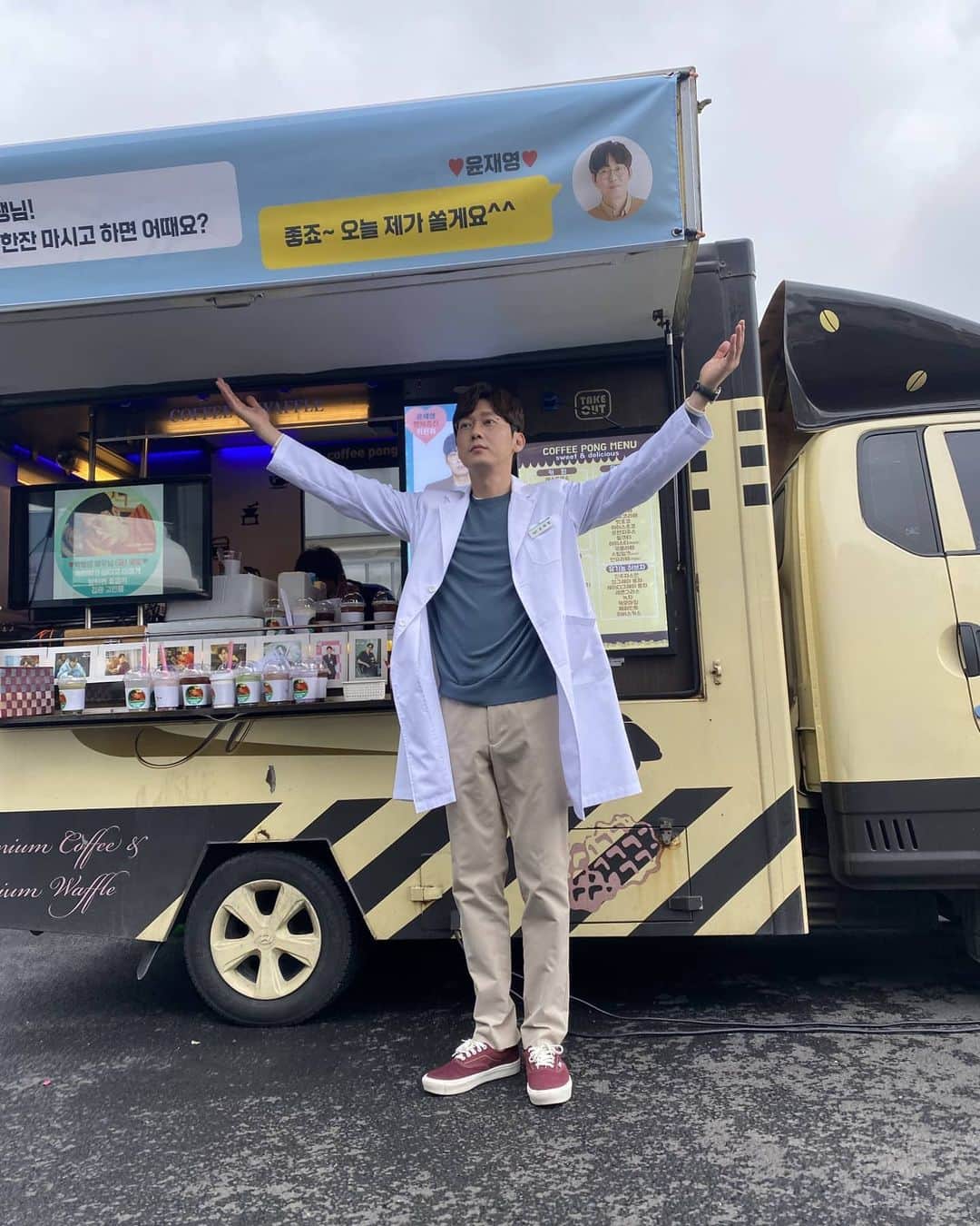 のインスタグラム：「촬영 막바지에 더위에  모두 지치는데 시원한 커피한잔이 모두를  행복하게 만들어주네요 몇년을 이렇게... 고맙고  미안하고 감사하고... 오마베 마무리 잘 하겠습니다~^^ #fishbowl #오마이베이비」