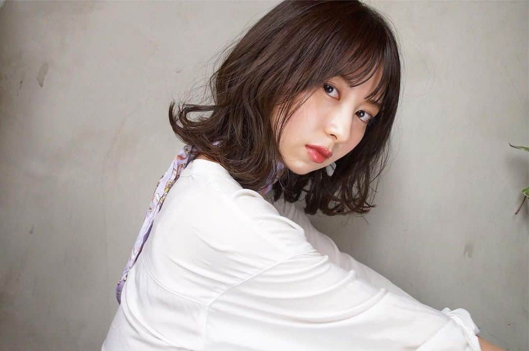 太田江莉奈さんのインスタグラム写真 - (太田江莉奈Instagram)「DMを返せないので、 ここで質問を返してみます🌼  この時のスタイリング方法は @sak1317 が動画をアップしているので良かったら見てみてください💓  毛穴のケアは、 石鹸で落とせる化粧品を使ってクレンジングを使わないこと🧐 あとタオルで顔を拭かないこと💡 ティッシュかそのままオイルを塗ります✌️ あとは、週に1回FANCELの洗顔パウダーで小鼻周りを中心に洗ってます🧼  いつかの空豆色のネイルは、ドイツのプチプラコスメのessenceっていうメーカーのマニキュアです🌿 日本にも売ってました⭐︎ .  ありがとうございました〜😘 . .  #atelierfem #essence#nail  #ミディアムヘア  #スタイリング動画  #毛穴ケア#洗顔#肌ケア」6月28日 12時17分 - erina_o_