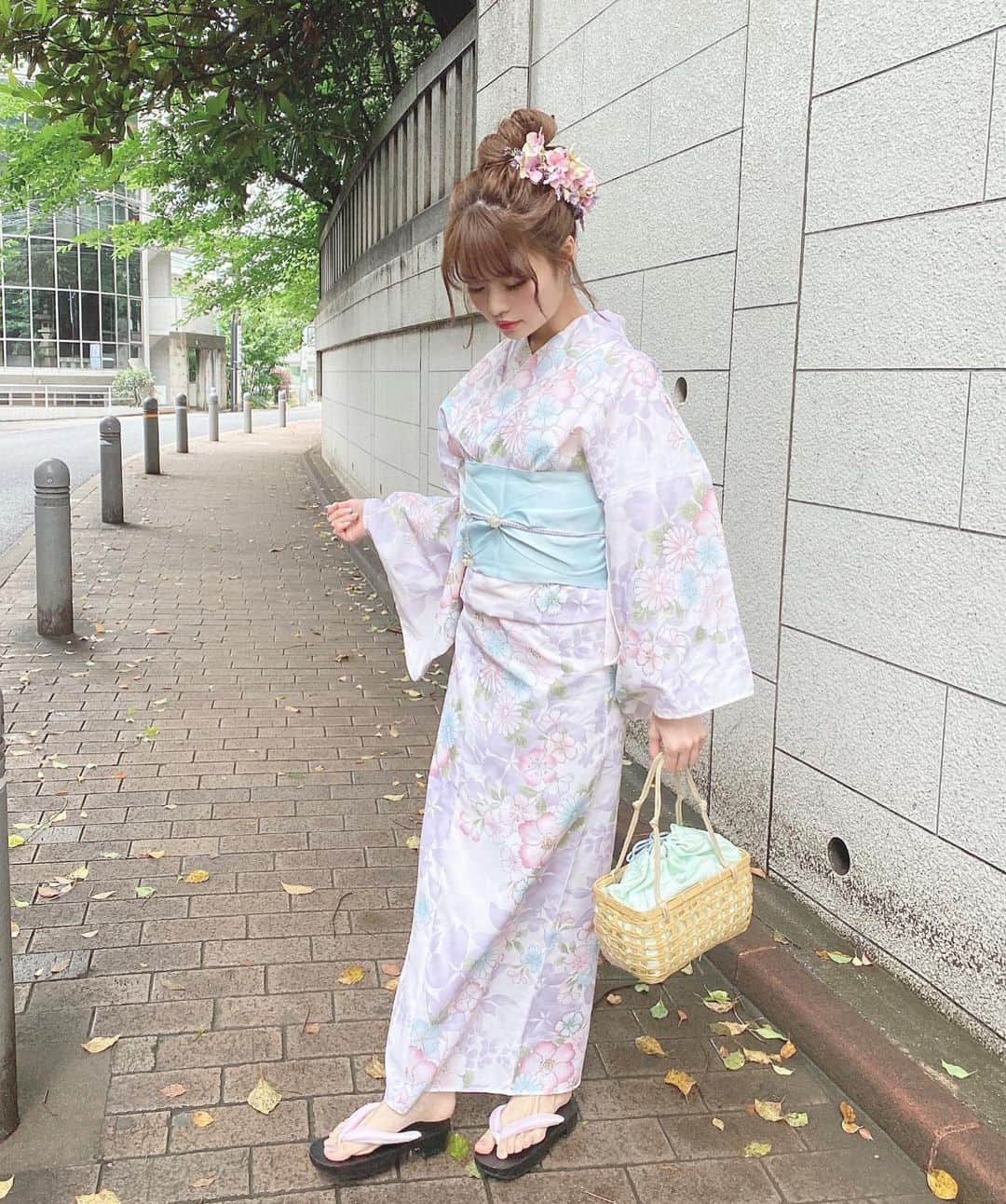 Isakoさんのインスタグラム写真 - (IsakoInstagram)「こちらはパープル👘💕 あわーい色合い可愛すぎる🥺 . ヘアメイクは @suu.suu.sun さんです💫 いつもありがとうございます😊 . . 浴衣で温泉とかいきたいなあ💗 アフタヌーンもしたい🍽 今年は花火大会とかが中止だけれど 浴衣で楽しめること沢山あるね💕 . . @merrisa_official 👘 coming soon . . . . . #浴衣#浴衣デート#浴衣ヘアアレンジ#浴衣女子#浴衣ヘア#浴衣アレンジ#浴衣着付け#浴衣コーディネート#着物#着物コーディネート#着物ヘア#着物女子#merrisa#おにかい#お団子ヘア#お団子アレンジ」6月28日 12時19分 - ichaaako