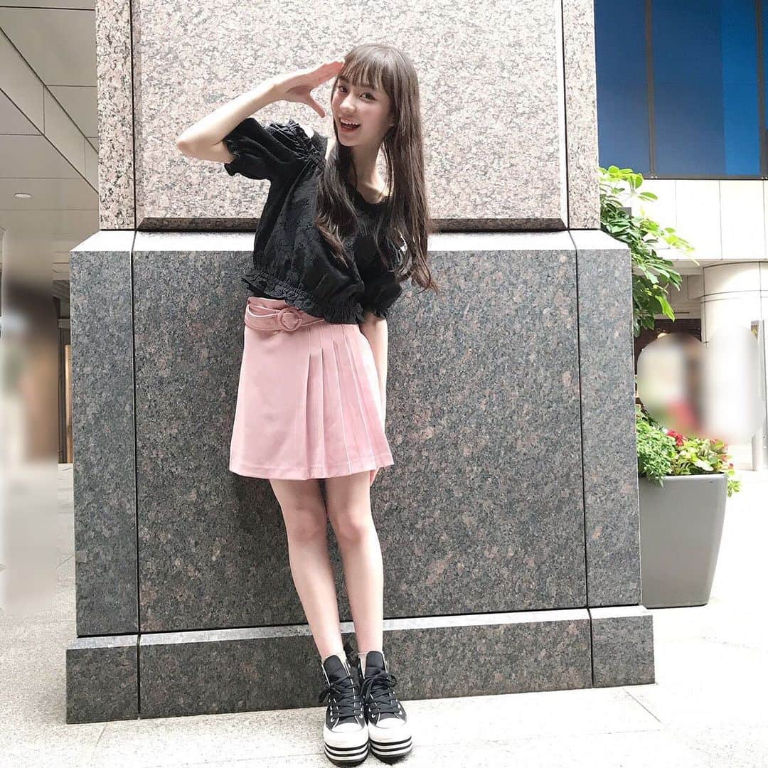 太田雫さんのインスタグラム写真 - (太田雫Instagram)「昨日の全身バージョンです✨ ・ ・ ピンクの変形スカートは、個性的でお気に入り💓 ・ 黒のお洋服は、あまり着ないけど、今着ているシャツは着回し力があって使いやすいです☺︎ ・ ・ タグ付けしたから見てね~🤍 ・ #ニコラ#太田雫 #全身コーデ#黒#ピンク#変形スカート#GU#tityandco」6月28日 12時34分 - _shizukuota