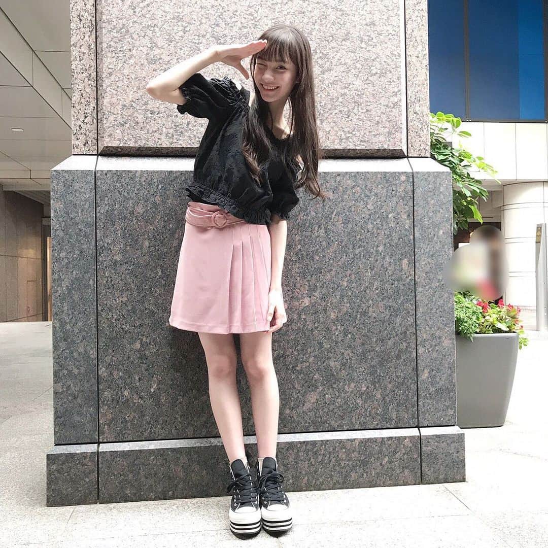 太田雫さんのインスタグラム写真 - (太田雫Instagram)「昨日の全身バージョンです✨ ・ ・ ピンクの変形スカートは、個性的でお気に入り💓 ・ 黒のお洋服は、あまり着ないけど、今着ているシャツは着回し力があって使いやすいです☺︎ ・ ・ タグ付けしたから見てね~🤍 ・ #ニコラ#太田雫 #全身コーデ#黒#ピンク#変形スカート#GU#tityandco」6月28日 12時34分 - _shizukuota