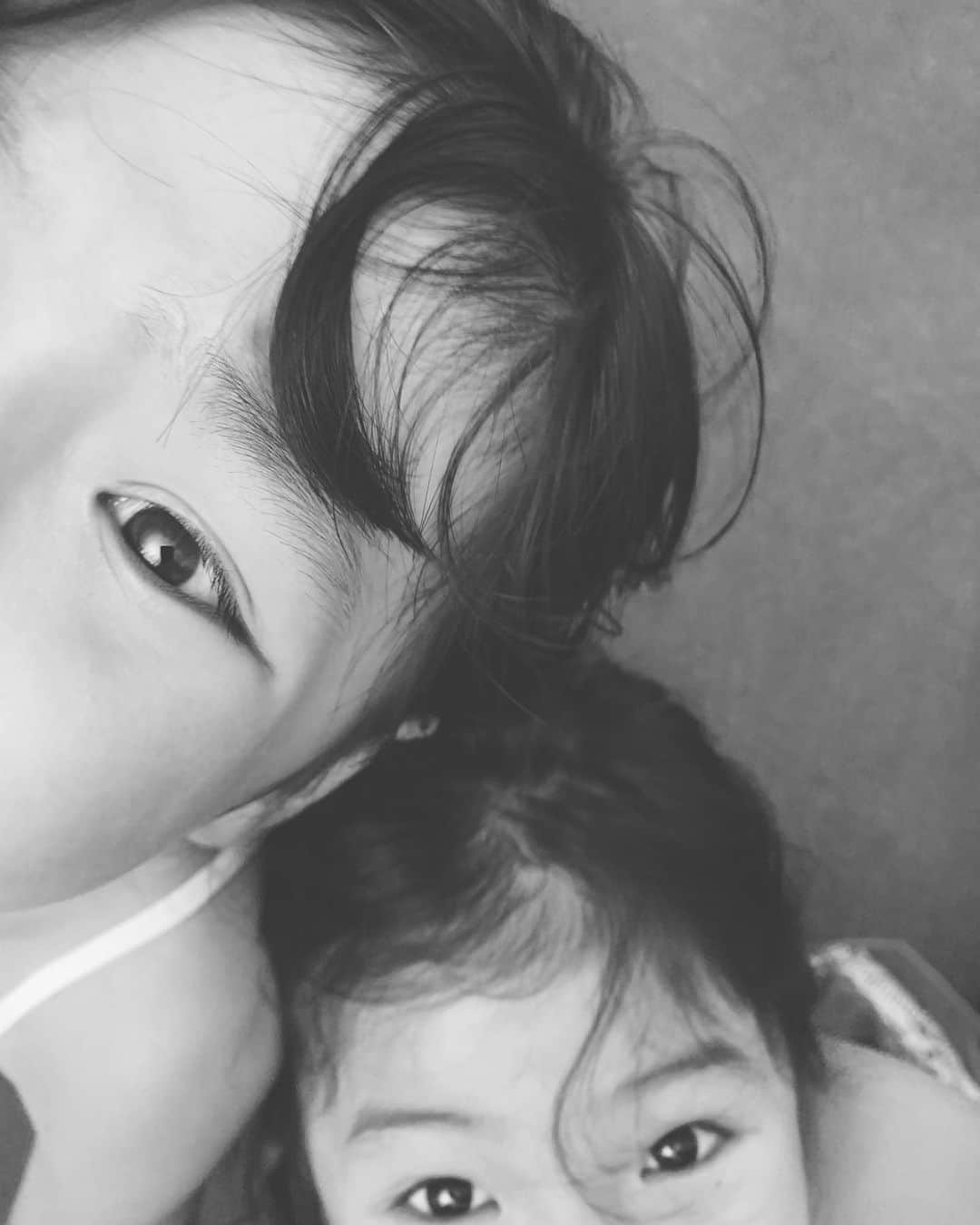 森摩耶さんのインスタグラム写真 - (森摩耶Instagram)「ママー写真撮って！ハート♡ #sisters 👭🏻」6月28日 12時28分 - maya_mori