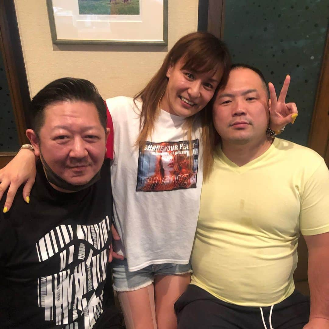 山田よう子のインスタグラム：「初めてマッハ道場に行きました‼️アームの時は強いイメージなかったけど胴着を着たら男になりかっこよかった‼️技も色々聞いて汗もいっぱいかいて楽しかった〜 YouTube撮りましたので是非観て下さい　練習終わりはみんなでお疲れ様乾杯❣️ また練習に行きます‼️ #桜井マッハ速人　#山田よう子　#柔術　#男　#マッハ道場　#乾杯　#」