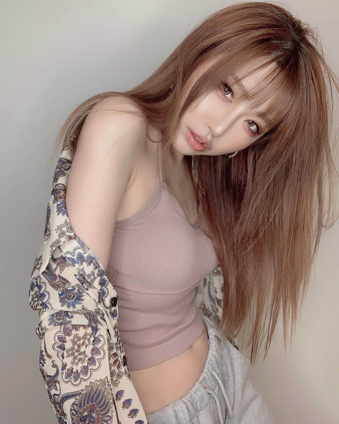 春咲ひなたのインスタグラム：「夏やな🌞🌴🌺✨ . . #せるふぃー#おっぱい#お姉さん#この#キャミ#可愛い#らくちんコーデ#コーデ#自撮り#自撮り界隈#東京#新宿#歌舞伎町#キャバ嬢#もはや#元キャバ嬢#アジアンクラブ#マツエク#アイリスト募集中#春咲ひなた#YouTube#youtuber#新米#ゆーちゅーばー . YouTubeに関する問い合わせ先♡  株式会社YEEELL 〒150-0002  東京都渋谷区渋谷3-27-11 祐真ビル新館5F  info@yeeell.jp」