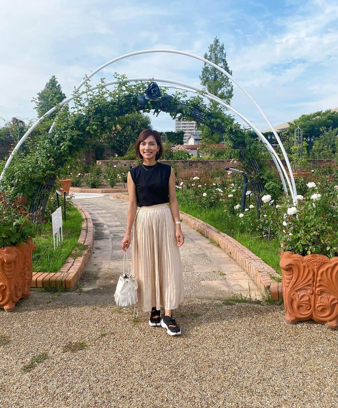 黒宮ニイナのインスタグラム：「久しぶりに私の両親に会いに行きました😊 子ども達も去年の夏に会って以来なのでとっても楽しみにしていて息子は自分のスーツケースに色々詰め込んで準備してたなぁ💓  自粛中、色々我慢してくれた子ども達にご褒美だね👦🏻🧒🏻 じぃじばぁばとのびのび遊んで、お互いに元気な姿が見れてよかった✨ 離れていると簡単には会えないけれど、 会えるときに親孝行しないとと思うこの頃です☺️ それにしても子どもたちの体力の凄さに驚かされる日々でした😅 それがなによりも健康で幸せだと言うことを改めて感じさせられる✨ 2人の為にもママは頑張る💪  #ママ #2児ママ #2人育児 #3歳差兄妹 #男の子ママ #女の子ママ #5歳6ヵ月男の子 #2歳5ヶ月女の子 #mama #mamacoordinate #mamafashion #mamalife #nikeaquarift #nikeairlift」