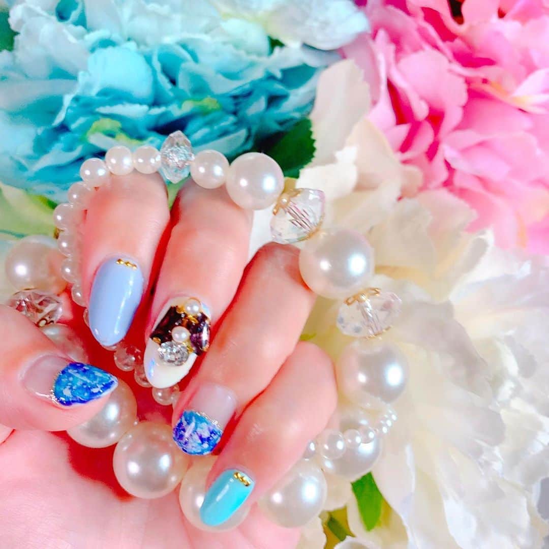 のインスタグラム：「💓💓💓 . 今月もトータルビューティーサロン @selfish_4281 さんで ハンドネイル💅💎✨ . 季節に合わせて 紫陽花ネイルにしてもらったよ💜💙 . 折れたりしてて爪の長さが バラバラだけど( ´ ᐞ ` ) 大好きなカラーで大満足🙌🏼✨ 大雑把な私には向かないと避けてた 大きなパーツは初✨ 結構気を使うけど🤣 期間限定で楽しんじゃお〜🎶🎶 . いつも素敵に仕上げて下さり ありがとうございます🙏 . . . . . 🗾 埼玉県越谷市越ヶ谷１－12－４福田ビル１F 🔎🔍 https://beauty.hotpepper.jp/kr/slnH000470504/ . . . #selfish越谷 #pr  #越谷市#越谷#越谷サロン#埼玉#ネイルサロン#ハンドネイル#フットネイル#ニューネイル#newnail #サロンモデル #ネイルデザイン #ネイルアート #ネイル好きな人と繋がりたい #ネイル好き #紫陽花#紫陽花ネイル#あじさい#ジェルネイル#ネイルデザイン#定額ネイル#ネイルアート#マツエク#エステ#エステサロン#美容#おしゃれさんと繋がりたい #美容好きな人と繋がりたい #インフルエンサー ✩ ⋆ ✩ ⋆ ✩ ⋆ ✩ ⋆ ✩﻿ ⋆ ✩ ⋆ ✩﻿ 見て下さった方(*´︶`*)♡Thanks!🍀*゜」