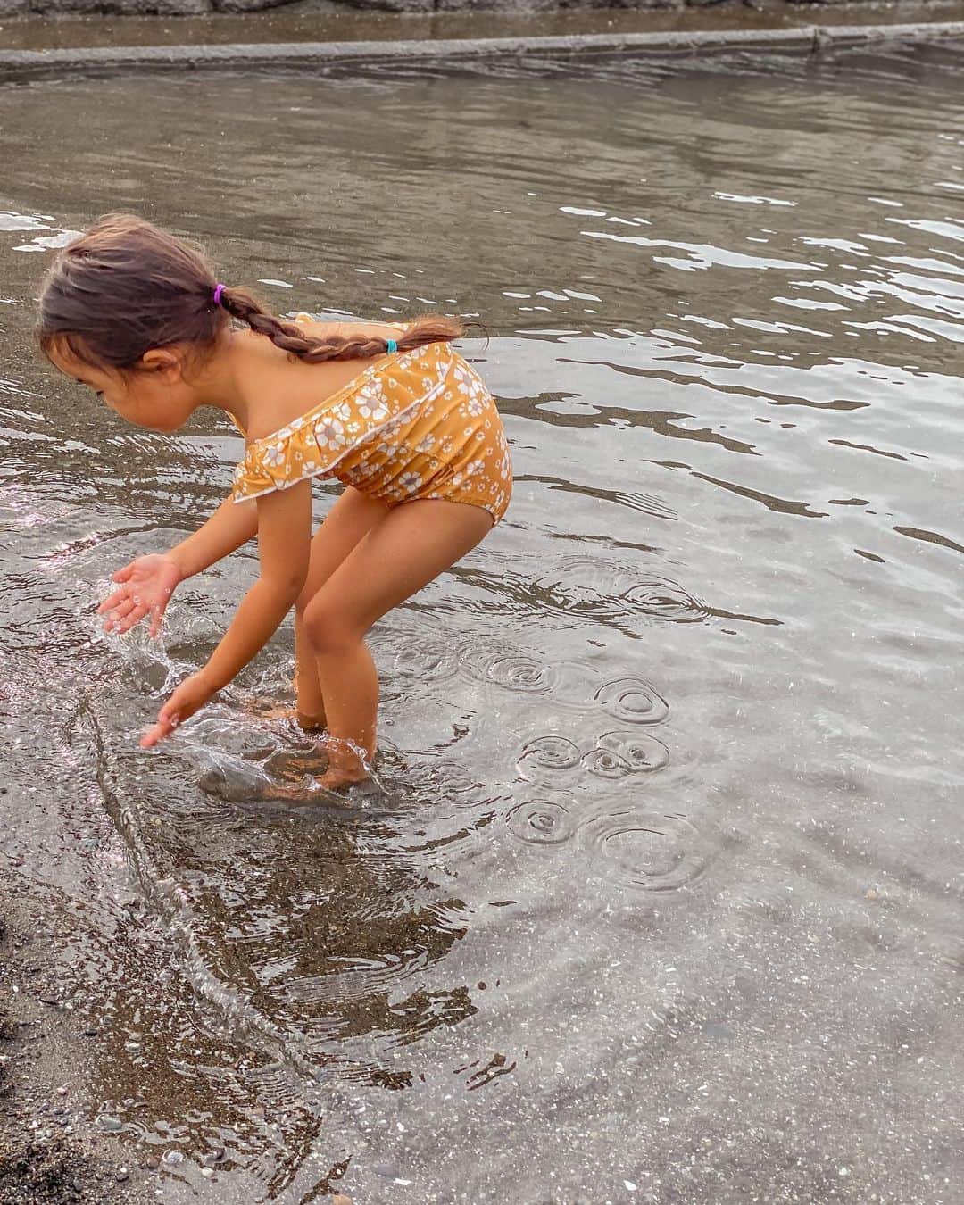 堀舞紀さんのインスタグラム写真 - (堀舞紀Instagram)「🌞 . . . . ほんのちょっとでもいいんだってさ。 パシャパシャ するのが好きみたい。 . . . #永遠に遊び方が地味 . . . 🐳 . . . 私に似てしまって残念 部分… . . #beachgirl #マリンスポーツ側ぢゃない方の #インドアな方の #ビーチガール 😂😂」6月28日 12時45分 - mainohori