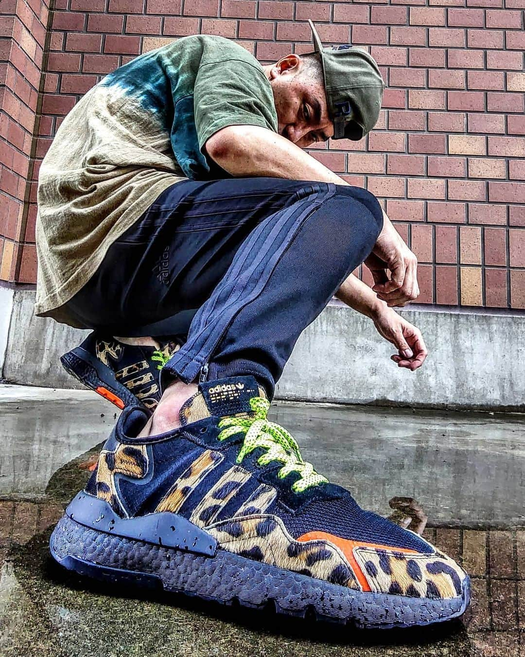 レイザーラモンRGさんのインスタグラム写真 - (レイザーラモンRGInstagram)「adidas × アップタウンデラックス @uptown_deluxe のナイトジョガー！濡れた地面と相まって妖艶な雰囲気に！  #NITEJOGGERUPTOWN #ナイトジョガーアップタウン  #uptowndeluxe」6月28日 12時49分 - rgrazorramon