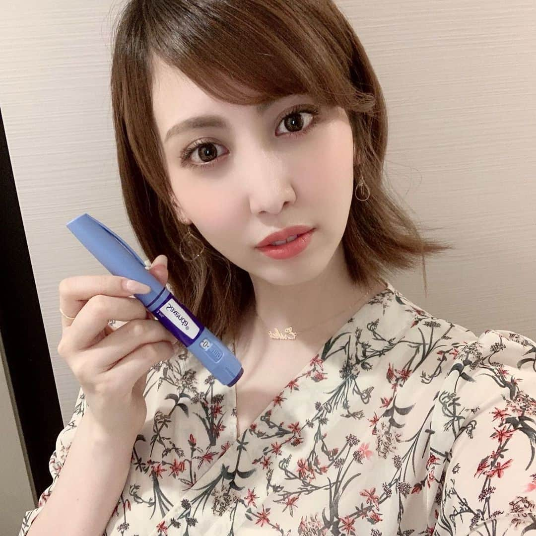 梅田えりかのインスタグラム：「銀座にある(@a_clinic_ginza)にて🏥 話題のGLP-1 ダイエット始めたよ💉✨ . 最近痩せにくくなってきたのが悩みで担当の(@dr.taniguchi)先生に相談に乗ってもらいGLP-1ダイエットの説明、やり方を丁寧に分かりやすく教えてもらいました😭👏✨ . GLP-1 は血糖値が上がらないようにすることで空腹感を感じづらくしてくれるし、食事制限も無いからストレスを感じることなく自然に減量できるんだって😋👏 . まだ初めて4日だけど空腹感を感じなくなったから嬉しい事に早速❗️自然と食事量減ってる😭🎉 . 自分でお腹に打つから初めは怖かったけど、 『え❓』って声が出たくらい私は痛みを感じなかったよ😆👌 . 1ヶ月続けてみます😋👏 . A CLINIC（Aクリニック）銀座院🏥 〒104-0061東京都中央区銀座4丁目10-10銀座山王ビル階東銀座駅のA2番出ロ上がってすぐ🏃‍♀️ . . 担当(@dr.taniguchi)👨‍⚕️#谷口弘樹先生 #aclinic #aクリニック #エークリニック #aclinic銀座 #aclinic横浜 #美容外科 #美容皮膚科 #美容クリニック #glp1 #glpメディカルダイエット #ダイエット #痩せたい」