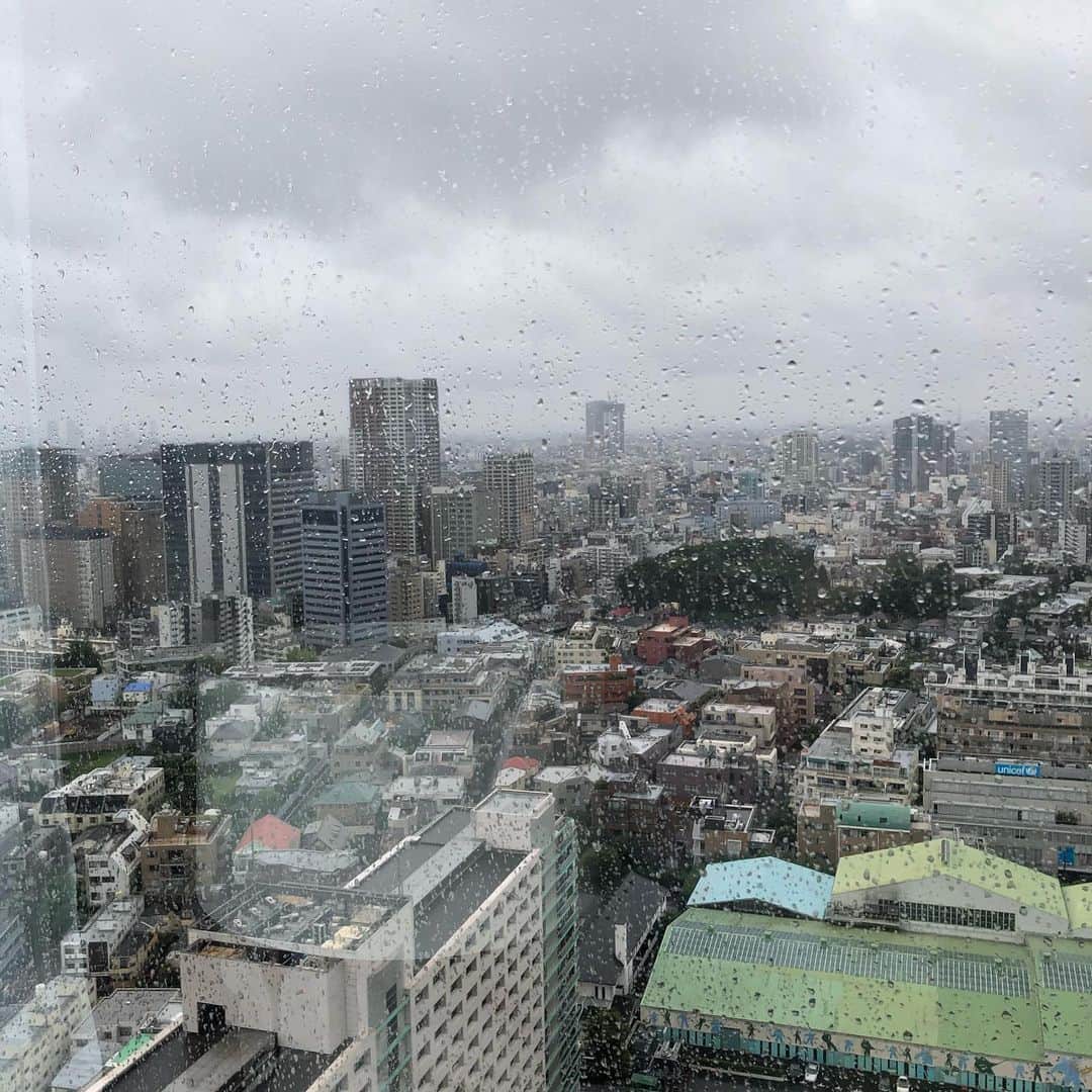 たむらけんじさんのインスタグラム写真 - (たむらけんじInstagram)「東京は雨。。。 今日は東京で3ヶ月ぶりの『探偵ナイトスクープ』ロケ。 初探偵のロケの時くらいワクワクドキドキしてる。 少しずつ少しずつあの楽しかった日常が戻ってきてる幸せを感じてます。  今日も踏ん張っていきましょう！ 『俺たちは強い！』 #たむけん #コロナに負けるな」6月28日 12時56分 - tamuradojou