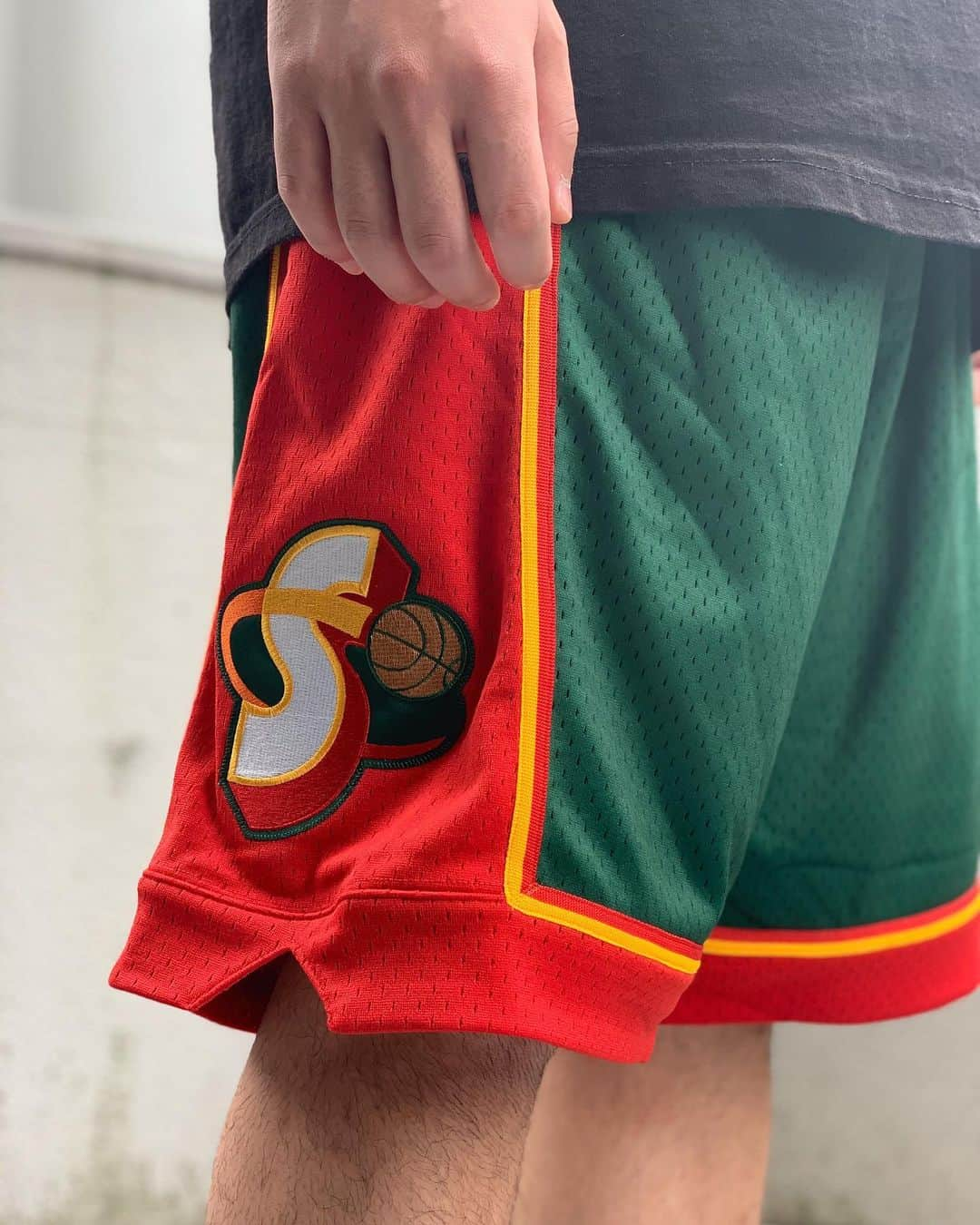 GROW AROUNDさんのインスタグラム写真 - (GROW AROUNDInstagram)「#growaroundnewarrivals  Mitchell&ness 🏀 Authentic shorts 再入荷中です👍 Seattle SuperSonicsが今回新たに入荷しました👌」6月28日 12時59分 - growaround