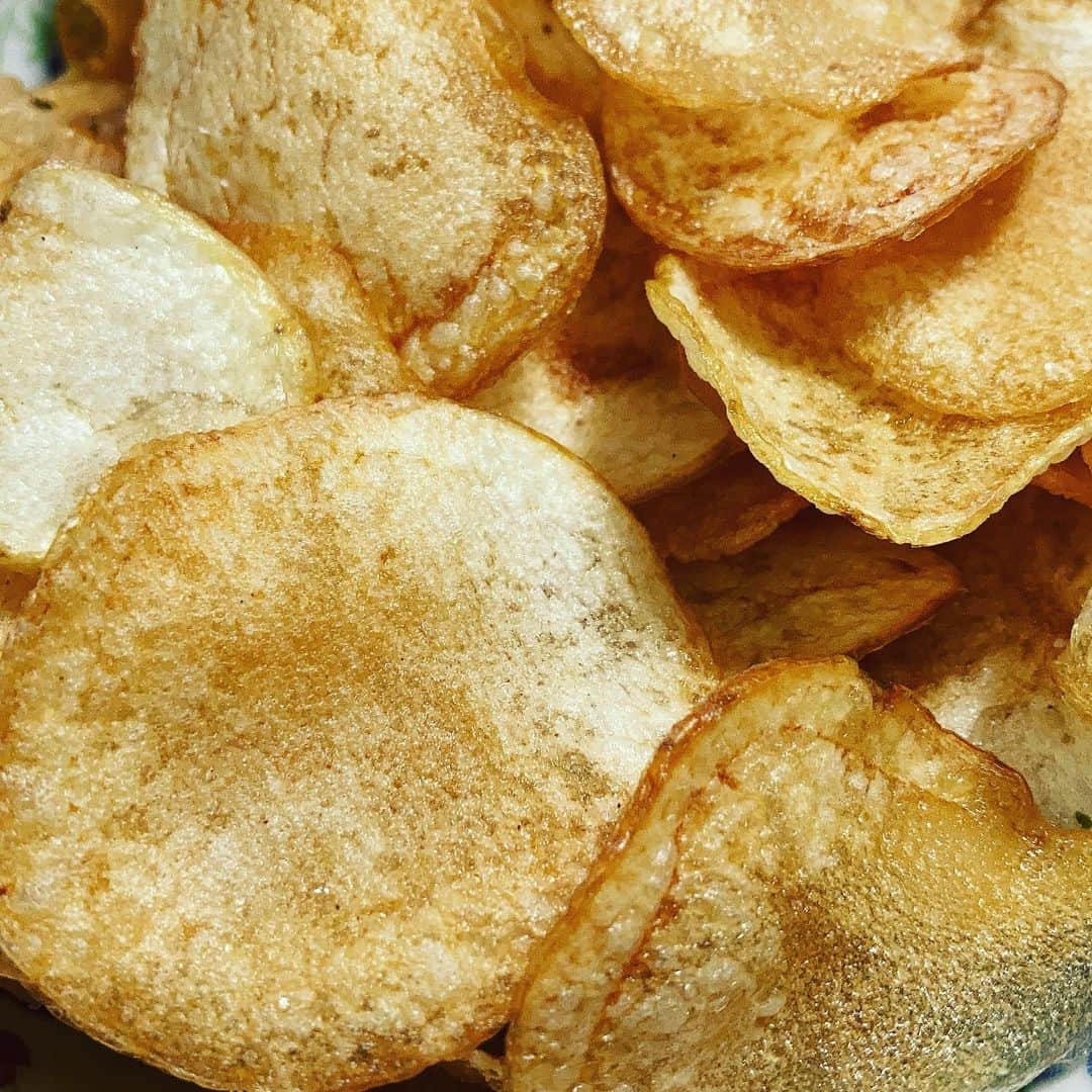 松田洋治のインスタグラム：「先週のジャガイモの収穫が大量だったので息子とポテトチップを作ってみたら美味しくできた。」