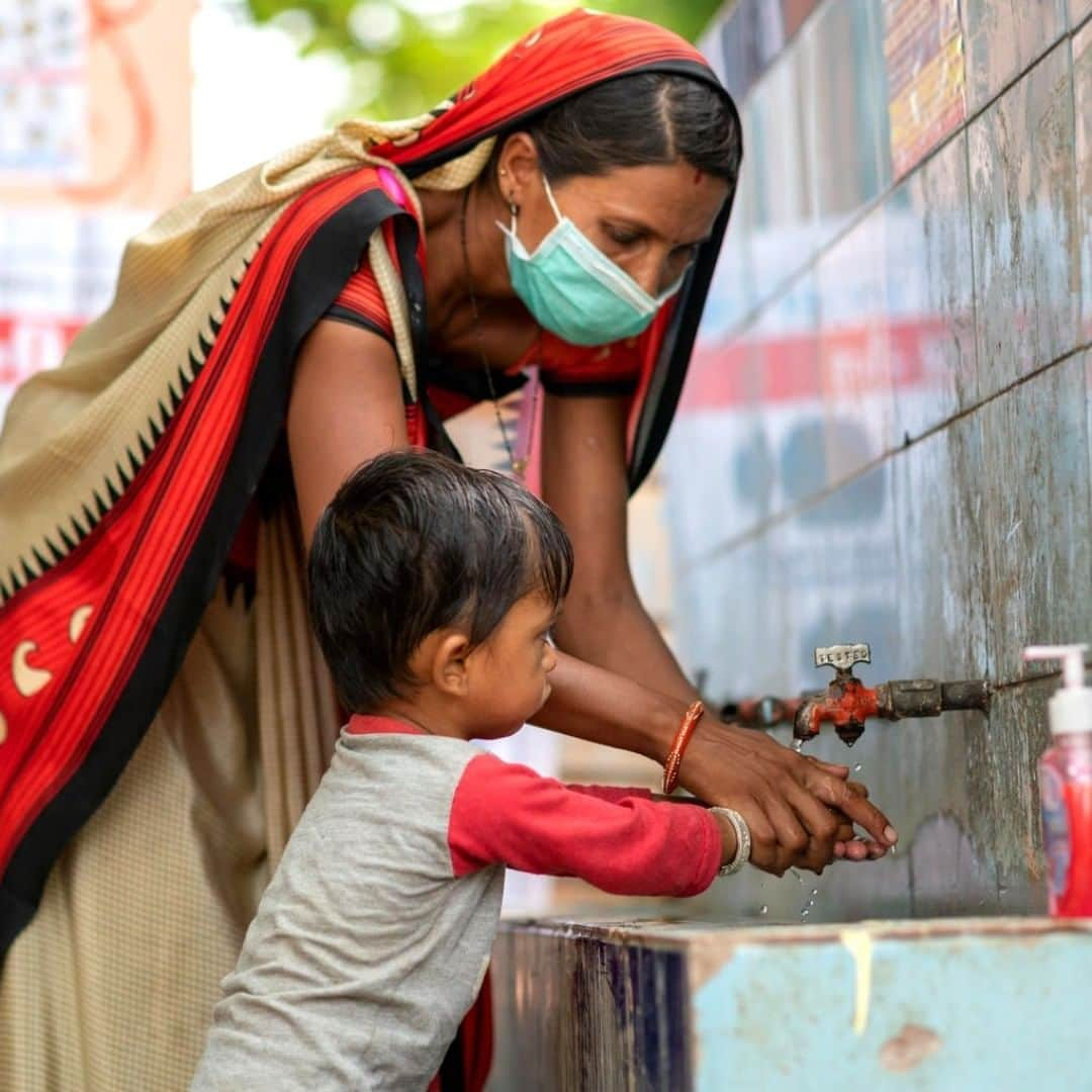 unicefさんのインスタグラム写真 - (unicefInstagram)「Three billion people lack basic handwashing facilities at home, making them more vulnerable to #COVID19.  #SafeHands are crucial in preventing the spread of infectious diseases, so UNICEF is calling for the prioritization of hand hygiene in all parts of the world - global action must be taken to scale up resources for the most vulnerable. © UNICEF/UNI340981/Panjwani」6月28日 13時05分 - unicef