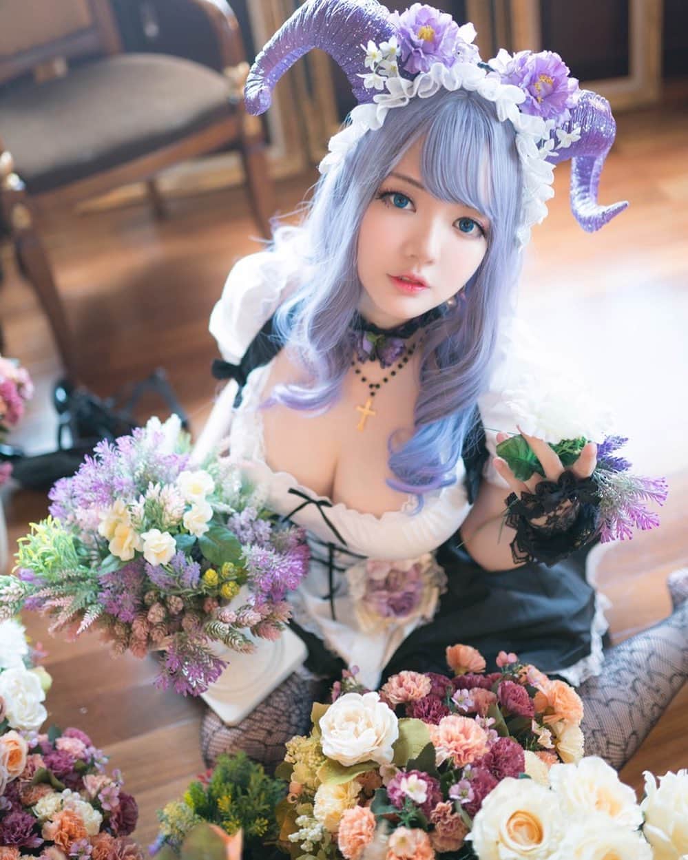 YingTzeさんのインスタグラム写真 - (YingTzeInstagram)「Original Character: Violet Grim 🌸✨ From my photobook last year ! _ It’s been awhile since I shoot an original character ~ might do one for July Patreon Content . 😋 Out of all my #ytzoriginals , which one is your favourite? _ 📸 @kenn_tee  Studio @studio14ss  #blessed #originalcharacter #maidcosplay #horns #flowers」6月28日 13時11分 - yingtze