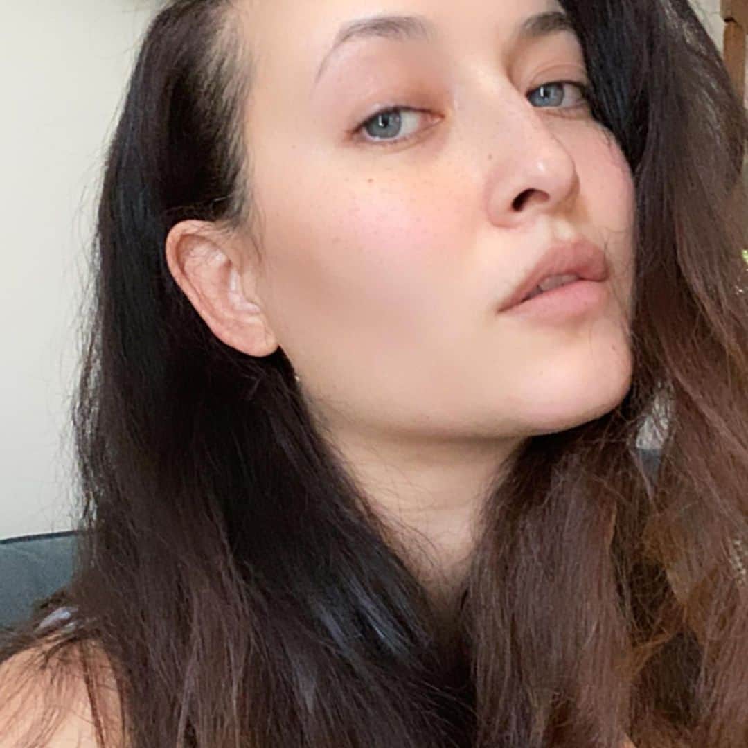 フリーディアのインスタグラム：「No makeup just filters 😝  メイクなし、フィルターあり。 #nomakeup #weekend #saturday #weekendvibes #thefutureofmakeup #blueeyes #brunette #forfun #colorcontacts #friediamn」