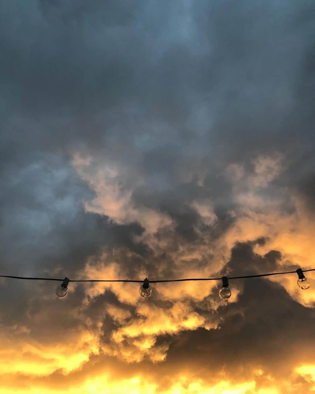 Robin May Flemingのインスタグラム：「The swallows did swan dives (swallow dives?) over my head, and the sky did this.」