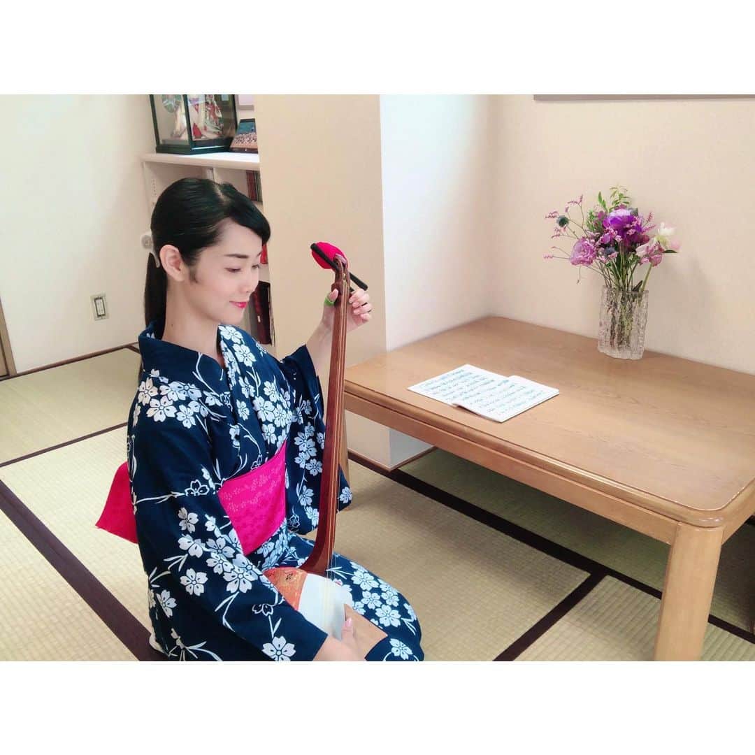 花柳まり草さんのインスタグラム写真 - (花柳まり草Instagram)「2020.6.27 正解は、お三味線のお稽古でした！  宝塚音楽学校の選択科目としてお稽古を始めました。 それから、少し間は空きましたが、今も細々とお稽古させて頂いております。  先生が優しくてとても温かい方なので、私は劣等生ではありますが続けることが出来ています😌❤️ ・ 今日は踊りのお弟子さんがいらしたのですが、お三味線を弾く振りがありました。 お弟子さんは今までお三味線を触ったことがないということでしたので、実際に持って頂きました。  その後、そのまま私も自主稽古💦  格好良く弾けるようになりたいものです🤣💦 #三味線 #浴衣 #浴衣女子  #日本舞踊家 #日本舞踊  #舞台 #芸術 #習い事 #踊り  #着物 #kimono #宝塚 #宝塚歌劇団 #宝塚og #花柳まり草 #me  #art #art_of_japan #dance #japanesedance #japanesedancer #kimono #fashion #takarazuka #love #marikusahanayagi #yukata」6月28日 13時20分 - marikusa.hanayagi