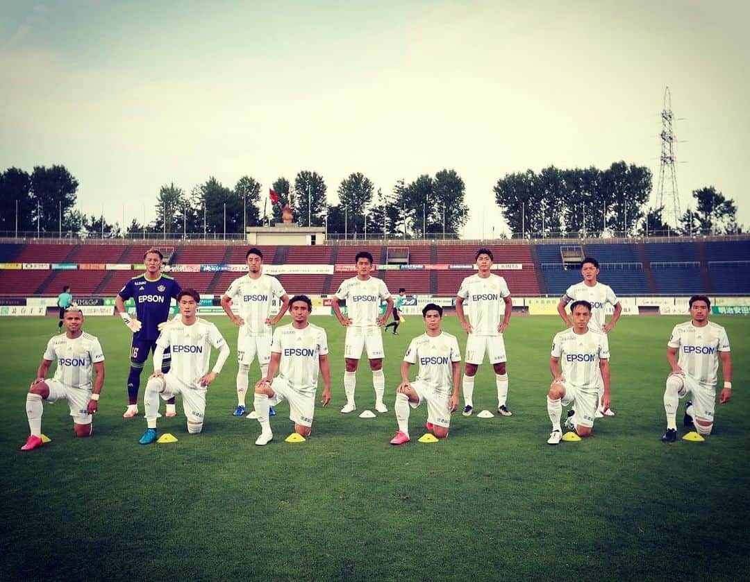村山智彦のインスタグラム：「ㅤㅤㅤㅤㅤㅤㅤㅤㅤㅤㅤㅤㅤ たくさんの方々の尽力のおかげでリーグを再開する事が出来ました。 この環境を与えてくださった皆様、本当にありがとうございます。 公式戦が出来る喜び、当たり前じゃないんだなと改めて実感しました。 もちろんまだまだ油断は出来ませんが、大きな一歩を踏み出したのではないのかなと思います。 スポーツ、サッカーを通して勇気や元気、希望を届けれるようにみんなで頑張ります！ ㅤㅤㅤㅤㅤㅤㅤㅤㅤㅤㅤㅤㅤ  #リモートマッチ #ツエーゲン金沢 #松本山雅FC #再開試合 #本当に皆さんに感謝です #これからたくさん恩返しを ㅤㅤㅤㅤㅤㅤㅤㅤㅤㅤㅤㅤㅤ #2枚目アップ中 #何をそんなに睨んでる #絶対そんな顔しちゃあかん #子供達に悪影響すぎ笑 #3枚目パンチング #なんちゅー顔してパンチングしてんねん #若干のオネエ感 #そりゃルカオ選手も驚くわ笑 #無観客は異様だったけど #試合が出来る喜びが勝る #30体の段ボールサポーターもいてくれたし #次はサンプロアルウィン #どんな感じになるのかな #お疲れ様でした」