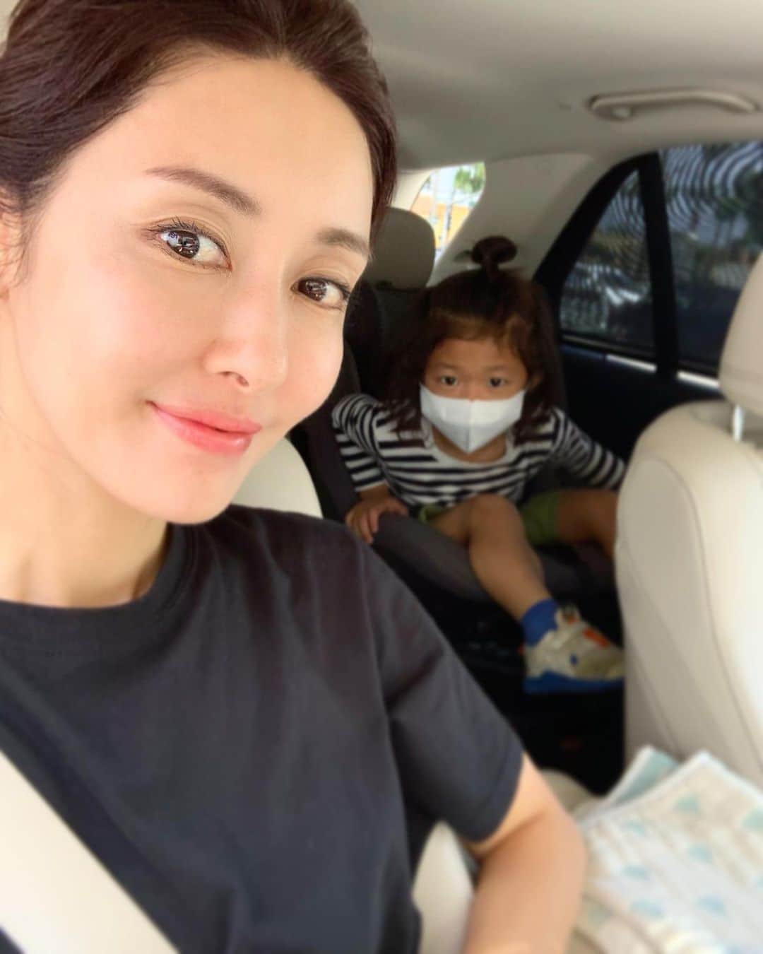 高木りなのインスタグラム：「写真撮ろうとすると必ず入り込んでくる長男くん🐒　素敵な週末を💓 사진 찍으려고 하면 꼭 프레임 안에 들어오는 아들🙈 좋운주말 보내세요~ . #photobomb #motherandson #엄마와아들 #ママと息子」