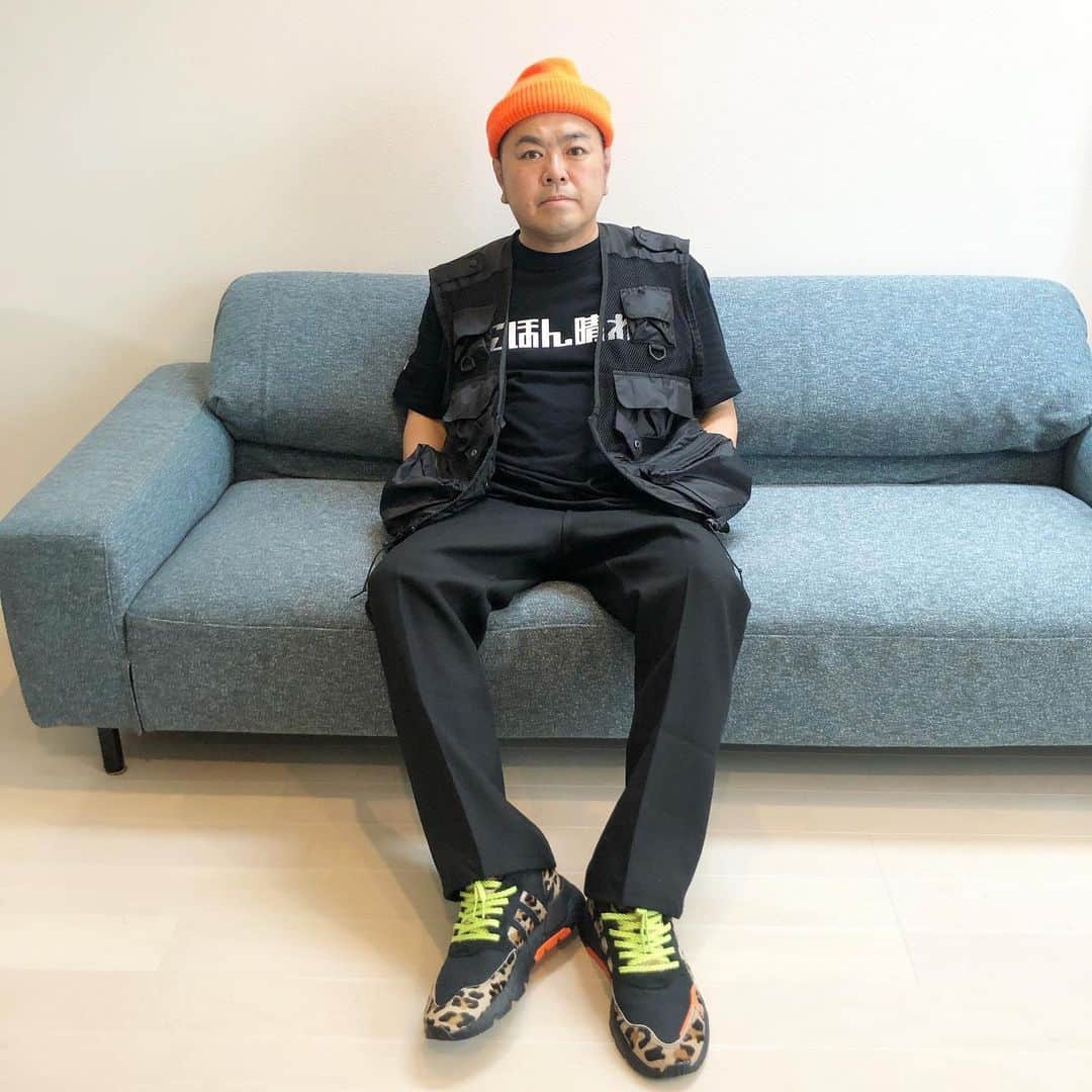 大地洋輔のインスタグラム：「👟👟👟 福岡のUPTOWN Deluxe @uptown_deluxe  さんのadidas nite jogger up town が素晴らしい！🐆🐆 履きやすいー！！ エアギターの時、セーターは虎だけど足元はこれで良いかも👌  足も疲れなさそうだし🎸  Tシャツは福岡の 「にほん晴れ」と「NOBOSE」 のTシャツ💪💪 早く福岡行きてぇー🍺🍜 #uptowndeluxe #NITEJOGGERUPTOWN #ナイトジョガーアップタウン」