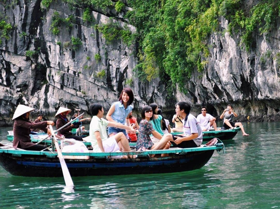 旅ぷらAPTトラベル ハノイ支店のインスタグラム：「【ベトナム在住者様必見！🇻🇳】 ・ \今だからいきたい！在住者様へむけた お得なツアーキャンペーン実施中🤩✨/ ・ 現在、多くのベトナム在住者の方から ハロン湾やニンビンといったハノイの人気観光地へ 行きたい！とのお声を沢山頂いています。  TNKトラベルでは、そんなお客様のリクエストに応え、 ハロン湾行きとニンビン行きの2つのグループツアーを【毎週土曜日】に限定して催行しています✨ ・ さらに！！ この2つのツアーともに、現在キャンペーンとして、 通常料金より【25%ほど安い価格】でご提供させていただいており、 お1人でお住いの在住者様も気軽に参加していただけるよう、お1名様参加でも2倍料金等の発生はなしとさせていただいております☺️ ・ 自粛や、リモートワークにより引きこもっていた生活からやっと解放された今、 静かで壮大な自然に触れ、家族みんなで体をリフレッシュしてはいかがでしょうか🥰 ・ 詳しくはプロフィール上 @tnk_hanoi の スタッフブログから御覧ください🌟 (ツアーのお申し込みもそちらから可能です☺️) ・ ・」