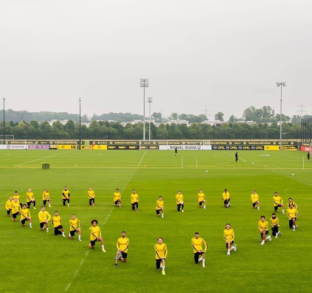 ラファエル・ゲレイロのインスタグラム：「Wir als Mannschaft von Borussia Dortmund stehen voll und ganz hinter der Black Lives Matter Bewegung. Wir verurteilen Rassismus jeglicher Art. Für eine offene und tolerante, für eine bessere Welt!  We the players of Borussia Dortmund fully support the Black Lives Matter Movement. We do not accept racism of any kind. For an open minded and tolerant world, for a better world!」