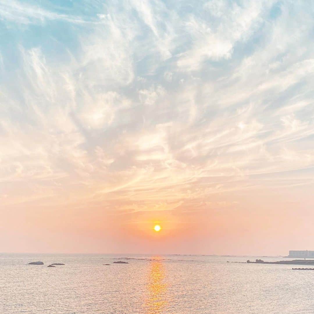 Hiroe Hiranoさんのインスタグラム写真 - (Hiroe HiranoInstagram)「Beautiful sunset 🌅  淡くて優しいなんともいえない 夕日が美しかった✨  仕事して、打ち合わせして、仕事して💻 合間に海にダッシュ🏖💨な私。  今日もみなさま。お疲れ様でした✌️ .  #pretty #sunset #夕日　 #お日様 #powercharge」6月4日 22時40分 - hiroe_hirano
