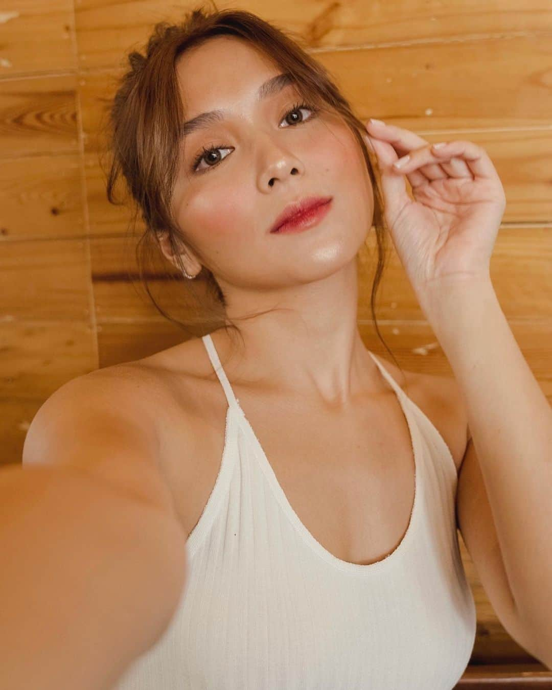 Kathryn Bernardoさんのインスタグラム写真 - (Kathryn BernardoInstagram)「Wearing my fave Generation Happy Skin products: blush in Love, eyeshadow stick in Fit, a mix of Chill and Moxie for my lips, and Extra Drama volumizing mascara. ✨ .  EVERYTHING 20% OFF ✨ This is the first time that ALL my Generation Happy Skin products are on sale! Visit @happyskin_ph ‘s Official Store on Lazada from June 4-6 ONLY. Happy shopping! 😘  #KathXHappySkin」6月4日 22時42分 - bernardokath