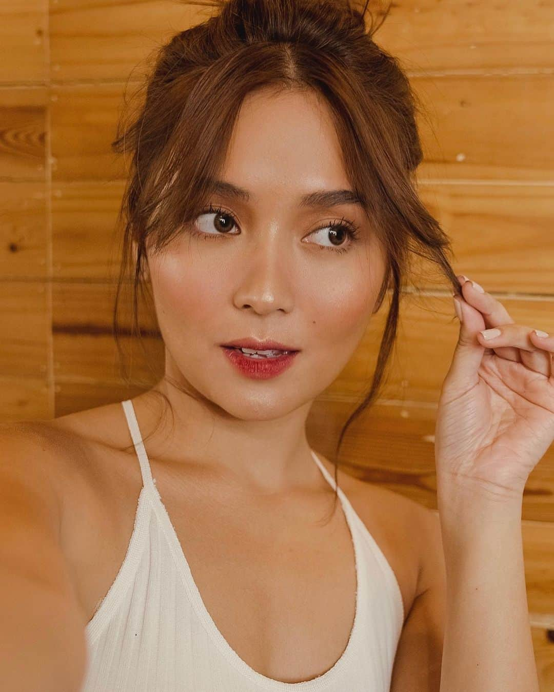 Kathryn Bernardoさんのインスタグラム写真 - (Kathryn BernardoInstagram)「Wearing my fave Generation Happy Skin products: blush in Love, eyeshadow stick in Fit, a mix of Chill and Moxie for my lips, and Extra Drama volumizing mascara. ✨ .  EVERYTHING 20% OFF ✨ This is the first time that ALL my Generation Happy Skin products are on sale! Visit @happyskin_ph ‘s Official Store on Lazada from June 4-6 ONLY. Happy shopping! 😘  #KathXHappySkin」6月4日 22時42分 - bernardokath