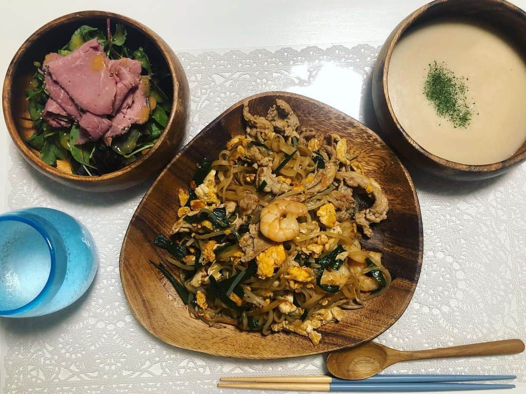 宇都宮まきさんのインスタグラム写真 - (宇都宮まきInstagram)「晩ご飯は🍚 久しぶりの😍ケンミンのパッタイだょ🥳🥳🥳 あとはジャガイモの冷たいスープと🧊 なんか訳わからんサラダ🥗だった🥰🥰🥰 めっちゃ美味しかったょ😍 でも😉 本当は✨うなぎが食べたかったかもしれない＼(^o^)／ バィバーイ😘」6月4日 21時12分 - utsunomiyamaki