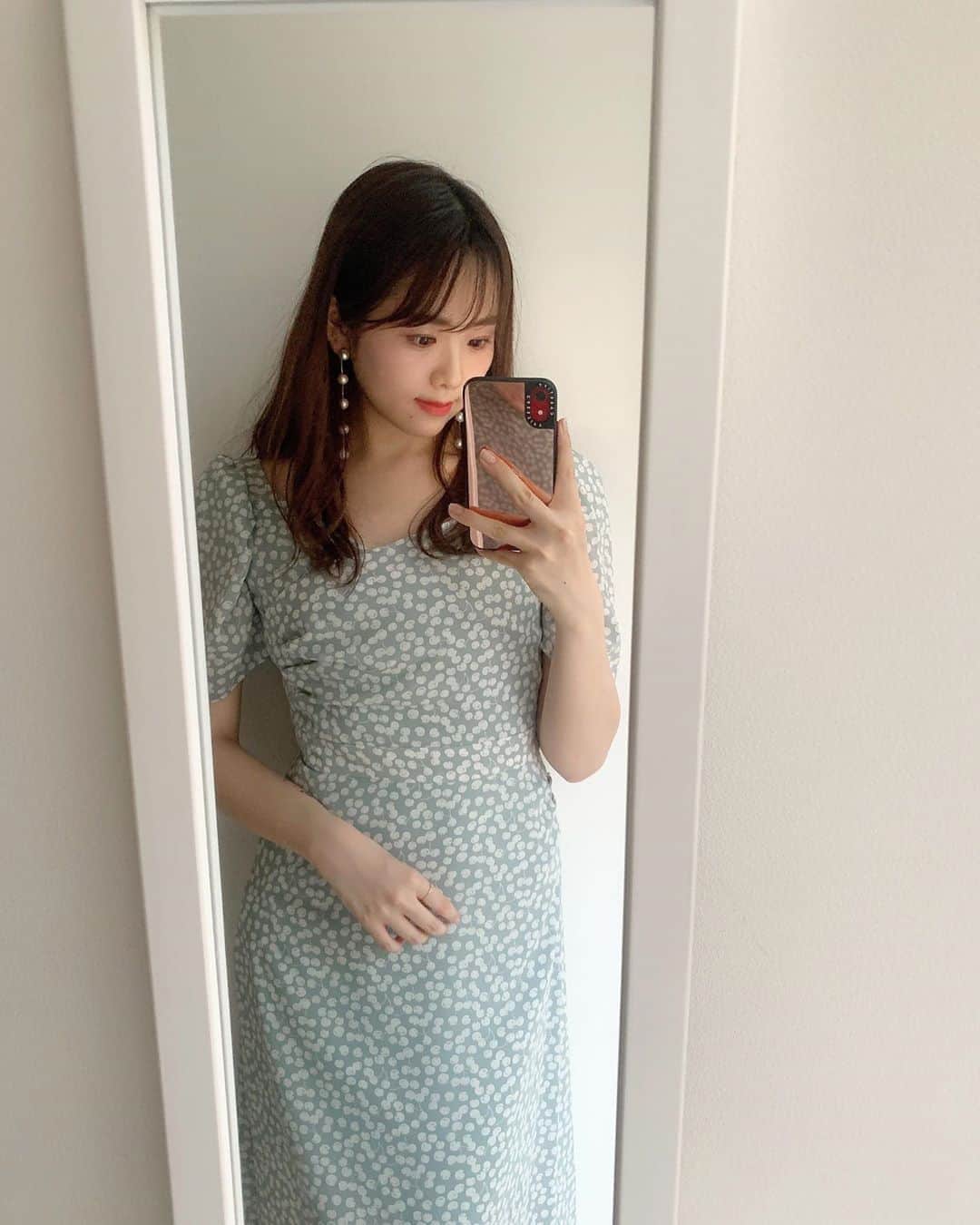 SHIHORINのインスタグラム：「♡𓂃﻿ ﻿ #herlipto﻿ cherry one-piece🍒﻿ light blueめちゃかわいい🥺♡ やっぱシルエット綺麗〜❤︎ ﻿ 2019ssのbeige持ってるけど﻿ ゆったり目になって着やすくなった♡﻿ お出かけしたいな〜👗﻿ ﻿ #cherry #onepiece #cherryblossom #harunakojima #ワンピース #チェリー #チェリー柄 #チェリーワンピース #さくらんぼ #こじはる #小嶋陽菜 #ワンピースコーデ #スウィートインスタ #sweet8月号_dressup #ハーリップトゥー」