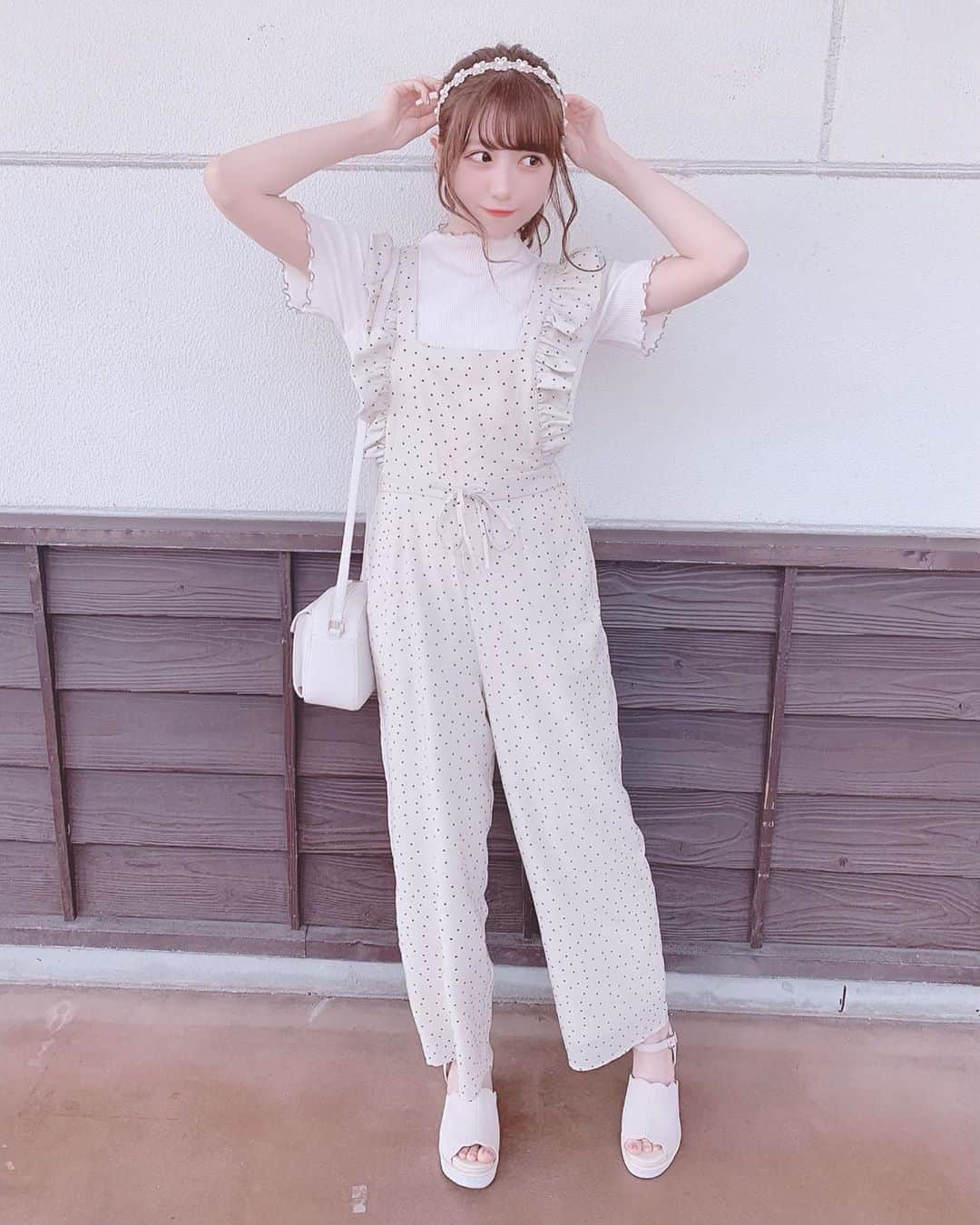 田口未彩のインスタグラム：「🌷 . . . 最近は半袖着れる事多くなって来て うれしいきもち💭💭 . サロペの下に着てるトップスね、 地元のしまむらで700円だったの！ プチプラなのに可愛いし万能😍 . . サロペット( @niceclaup_official_ ) トップス ( @grshimamura ) シューズ ( @majesticlegon_official ) バッグ ( @evelyn.official ) . . みぃドット柄の洋服大好きだから お買い物してても気がつくと ドットばっかり買っちゃってる😂😂 . . #コーデ　#ポニテ　#ナイスクラップ　#マジェスティックレゴン #しまむら　#プチプラ　#プチプラコーデ　#エブリン  #ホワイトコーデ　#男ウケコーデ #パンツスタイル　#サロペ　#カチューシャ　#カチューシャアレンジ　#ヘアアレンジ　#量産型　#量産型女子　#白コーデ」