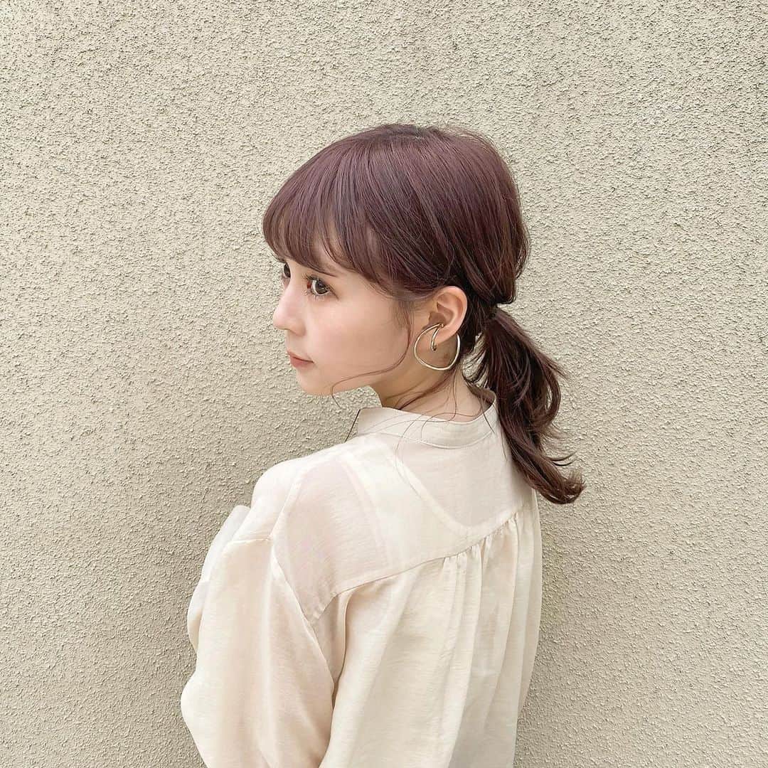 のインスタグラム：「.﻿ .﻿ ﻿ new hair color 👩🏻‍🦰🍇﻿ ﻿ いつもよりたっぷりカシス﻿ こんなに赤髪は久しぶり！﻿ ﻿ @mee359 さんいつも﻿ ありがとうございます♡♡﻿ ﻿ #カシスカラー#カシスピンク」