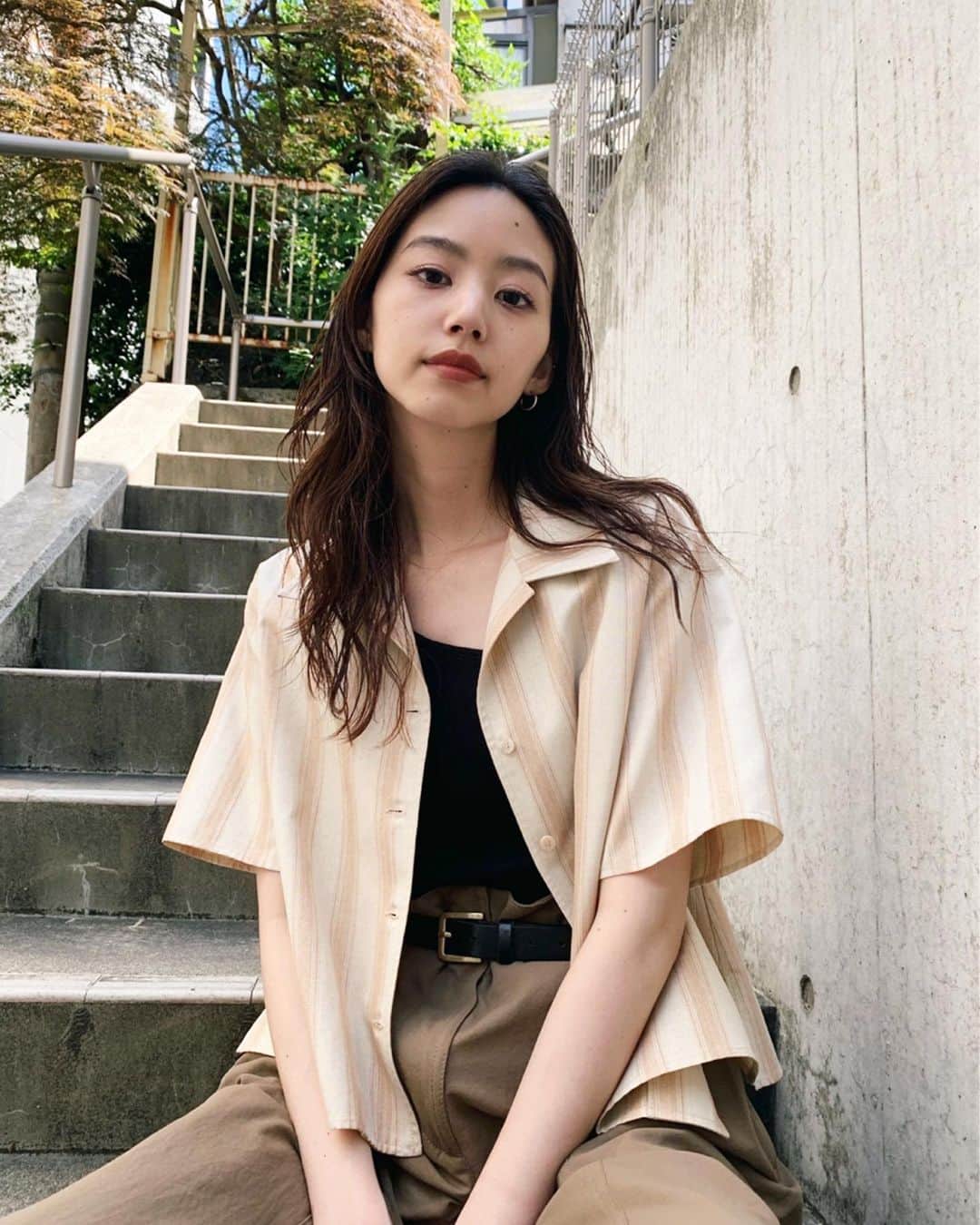 Shiho Sasakiのインスタグラム：「もう日中は真夏の気温🍉 半袖で出歩ける時期がやってきましたね✨ 着ているシャツはちょっと先の7月発売予定のものだよ👏 夏らしい爽やかなStripe柄🦓 好きだなぁ💘 #MOUSSY#MOUSSYSNAP」